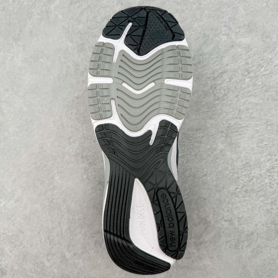 图片[9]-＃K版纯原 New Balance PV990NV6 新百伦NB990V6 藏青色 第六代总统复古慢跑鞋 这是一双极具现代感设计的复古跑鞋 990v6 鞋面大部分面积依旧采用麂皮和织物材质覆盖 从各种细节上看也还是有点 990v5 的影子 但相比 990v5 990v6 鞋面各种材质的拼接会更加复杂 这次 990v6 最大的改变相信大家应该也发现了 就是看上去貌似比 990v4 和 990v5 两代鞋款加起来还要厚的鞋底 其实这是 New Balance 首次采用的三重缓震组合鞋底 除了之前就有的 ABZORB 缓震科技和 ENCAP 中底 这次新加入了 FuelCell 缓震科技 看来舒适度和增高度 都要更上一层楼呀 990v6 的侧标 Logo 设计少见地没有印在绒面皮革上 而是置于网眼面料以及横跨鞋身的皮革织带之上 同时鞋舌上的标签设计并没有延用此前 990v4 和 990v5 采用的样式设计 而是采用了一种新的类似于三角徽章的设计 所以对于鞋款上的更新变化 既有延续经典的设计 也有创新性的改变 尺码：36 37 37.5 38 38.5 39 40 40.5 41.5 42 42.5 43 44 44.5 45-选品中心