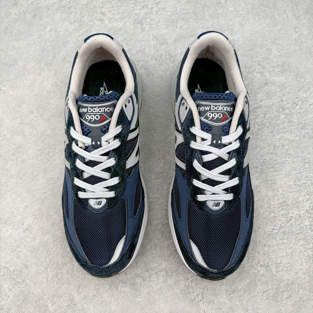 图片[2]-＃K版纯原 New Balance PV990NV6 新百伦NB990V6 藏青色 第六代总统复古慢跑鞋 这是一双极具现代感设计的复古跑鞋 990v6 鞋面大部分面积依旧采用麂皮和织物材质覆盖 从各种细节上看也还是有点 990v5 的影子 但相比 990v5 990v6 鞋面各种材质的拼接会更加复杂 这次 990v6 最大的改变相信大家应该也发现了 就是看上去貌似比 990v4 和 990v5 两代鞋款加起来还要厚的鞋底 其实这是 New Balance 首次采用的三重缓震组合鞋底 除了之前就有的 ABZORB 缓震科技和 ENCAP 中底 这次新加入了 FuelCell 缓震科技 看来舒适度和增高度 都要更上一层楼呀 990v6 的侧标 Logo 设计少见地没有印在绒面皮革上 而是置于网眼面料以及横跨鞋身的皮革织带之上 同时鞋舌上的标签设计并没有延用此前 990v4 和 990v5 采用的样式设计 而是采用了一种新的类似于三角徽章的设计 所以对于鞋款上的更新变化 既有延续经典的设计 也有创新性的改变 尺码：36 37 37.5 38 38.5 39 40 40.5 41.5 42 42.5 43 44 44.5 45-选品中心