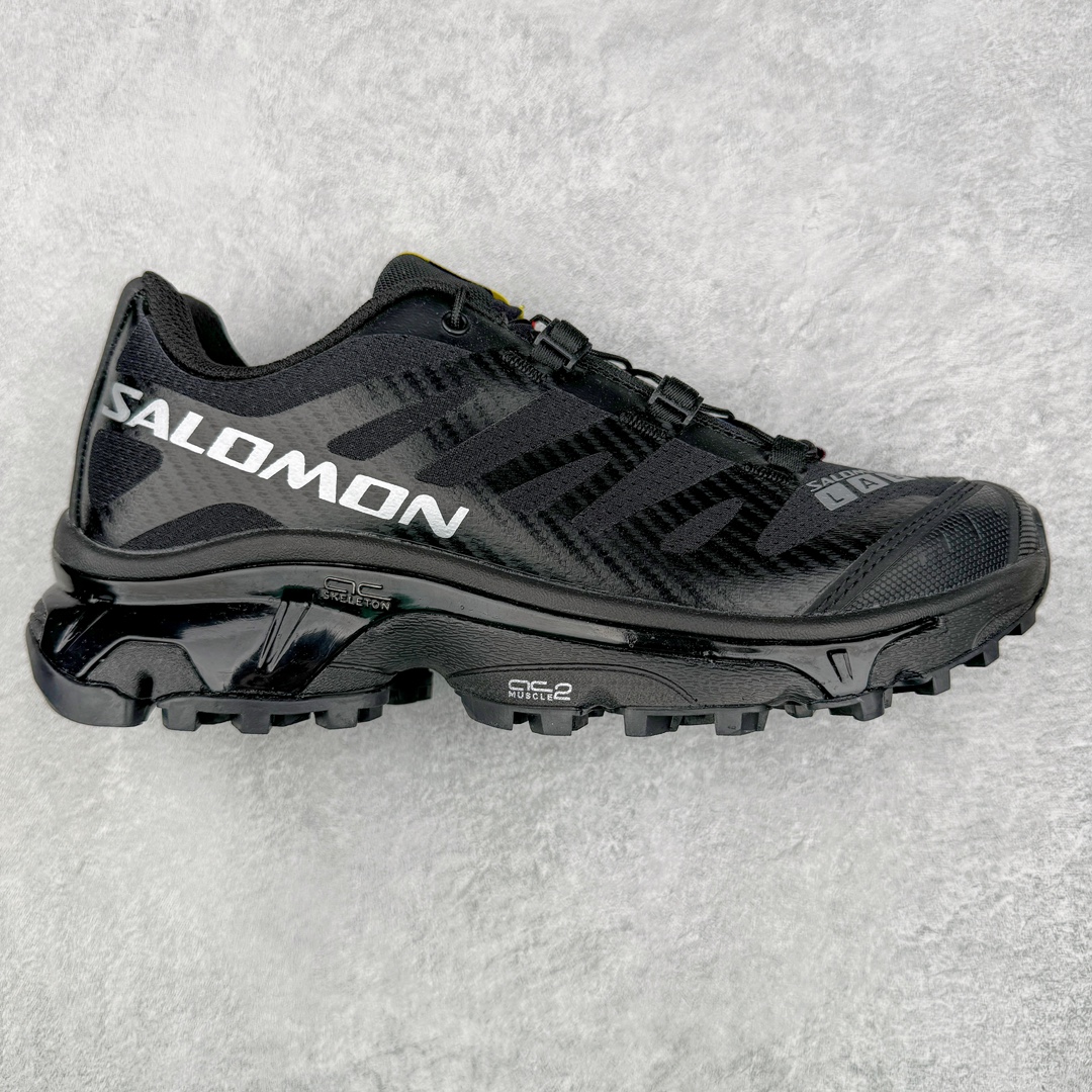 ＃GX/绿X Salomon XT-4 OG Advanced 萨洛蒙系列低帮城市越野机能透气休闲运动鞋 鞋舌处附有迷你网眼袋收纳鞋绳以及下方的多色 Logo 标签 接着搭载奶油色 ACS 技术中底以及金色 TPU 塑料部件提升鞋款耐用性 中底与鞋面之间饰有海蓝色条状细节有效增添鞋款层次 最后应用黑色 Contragrip Chevron 外底完成鞋款设计 这次配色颇为高调 两款配色均以绚丽的渐变设计呈现 一款以粉紫渐变主打 另一款以黄绿渐变呈现 视觉效果相当吸睛 鞋面的使用玻璃纤维覆盖物加固 并通过细绳扣系带系统进行锁定 Salomon 的品牌logo 出现在脚后跟和前掌部位 中底虽然偏薄 但非常耐用 与模压塑料ACS 框架以及致密AC2 Muscle 鞋底单元结合 能够提供出色的支撑力和缓冲性 尺码：36 36.5 37.5 38 38.5 39 40 40.5 41 42 42.5 43 44 44.5 45-选品中心