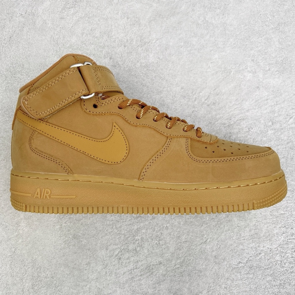 💰160 ＃TG版福利特价️‼NK Air Force 1 \’07 Mid\”Wheat/Flax\”空军一号经典中帮百搭休闲运动板鞋 小麦黄棕 DJ9158-200小麦配色的球鞋一直都是秋冬时期穿搭的首选 不仅承袭了大黄靴的干练和帅气 还有着 Air Force 1 的经典复古气质 极为百搭的效果也是重要不可割舍的理由之一 整体依旧采用质感十足的卡其色牛巴革材质打造鞋身 不仅造型十分吸睛质感更是十分讨人喜爱 搭配上同色造型的尼龙鞋带和魔术贴设计 将工装风格体现到位 侧身处皮质 Swoosh Logo 进一步彰显该配色独特魅力 最后以同色水晶材质外底收尾与鞋身配色相互呼应 完善整体造型设计 这样一双既有复古气氛 又能释放出潮流时尚街头气质的鞋款 想必上脚效果更是相当出众 SIZE：35.5 36 36.5 37.5 38 38.5 39 40 40.5 41 42 42.5 43 44 44.5 45 编码：Tby2936030-运动鞋