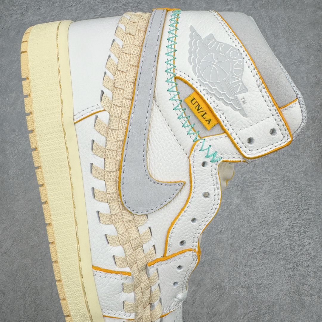 图片[6]-＃FK纯原福利 Union Los Angeles x Bephie\’s Beauty Supply x Air Jordan AJ1 High OG\\\”Woven\\\” 三方联名米白灰编织 FD2565-100 知名大厂出品 外贸特供 整单全码套现 单色整单2000+ 之前4XX的东西 原楦原纸板开发 极致一眼正品既视感 原厂皮料 承诺百分百一致原鞋 鞋面清洁度最高QC检验标准 控制溢胶 飞翼3D高频深度立体 全市场仅此一家 鞋盒、防尘纸 均采购来自原厂 对于将于今年八月到来的 Union x Air Jordan 1 High OG 合作鞋款，其「一举一动」备受瞩目，尽管早前已有多家媒体进行了预测，但都具有较大不确定性，而近日揭开了真容。2023 款 Union x Air Jordan 1 High OG「WOVEN」向 Air Footscape Woven（一款以其不对称编织设计而闻名的生活方式跑鞋，于 2000 年代后期首次亮相。）轮廓致敬， 用元年款风格的「中性灰」配色，全皮革打造，整个鞋身包裹着编织细节，其他细节包括 Swoosh 上的狼灰色细节、「NK Air」鞋舌标签，以及侧后部带有外露的绿色缝线。「UN/LA」签名标签则是位于双色仿旧橡胶鞋底的外侧。后跟上的BBS联名则来自于主理人妻子的品牌Bephie\’s Beauty Supply，可以说这次算是三方合作。尺码：41 42 42.5 43 44 44.5 45 46 47.5-选品中心