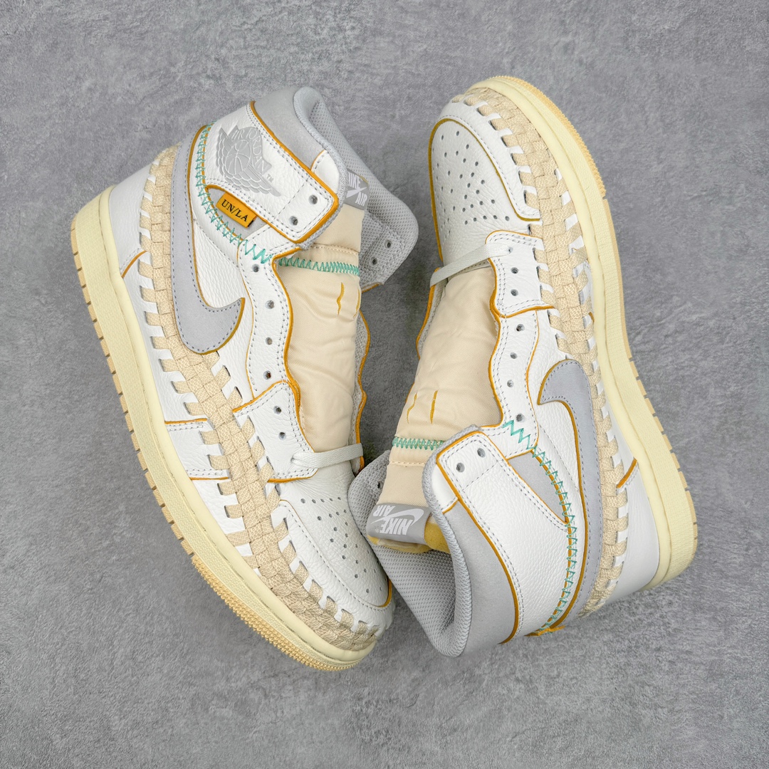 图片[3]-＃FK纯原福利 Union Los Angeles x Bephie\’s Beauty Supply x Air Jordan AJ1 High OG\\\”Woven\\\” 三方联名米白灰编织 FD2565-100 知名大厂出品 外贸特供 整单全码套现 单色整单2000+ 之前4XX的东西 原楦原纸板开发 极致一眼正品既视感 原厂皮料 承诺百分百一致原鞋 鞋面清洁度最高QC检验标准 控制溢胶 飞翼3D高频深度立体 全市场仅此一家 鞋盒、防尘纸 均采购来自原厂 对于将于今年八月到来的 Union x Air Jordan 1 High OG 合作鞋款，其「一举一动」备受瞩目，尽管早前已有多家媒体进行了预测，但都具有较大不确定性，而近日揭开了真容。2023 款 Union x Air Jordan 1 High OG「WOVEN」向 Air Footscape Woven（一款以其不对称编织设计而闻名的生活方式跑鞋，于 2000 年代后期首次亮相。）轮廓致敬， 用元年款风格的「中性灰」配色，全皮革打造，整个鞋身包裹着编织细节，其他细节包括 Swoosh 上的狼灰色细节、「NK Air」鞋舌标签，以及侧后部带有外露的绿色缝线。「UN/LA」签名标签则是位于双色仿旧橡胶鞋底的外侧。后跟上的BBS联名则来自于主理人妻子的品牌Bephie\’s Beauty Supply，可以说这次算是三方合作。尺码：41 42 42.5 43 44 44.5 45 46 47.5-选品中心