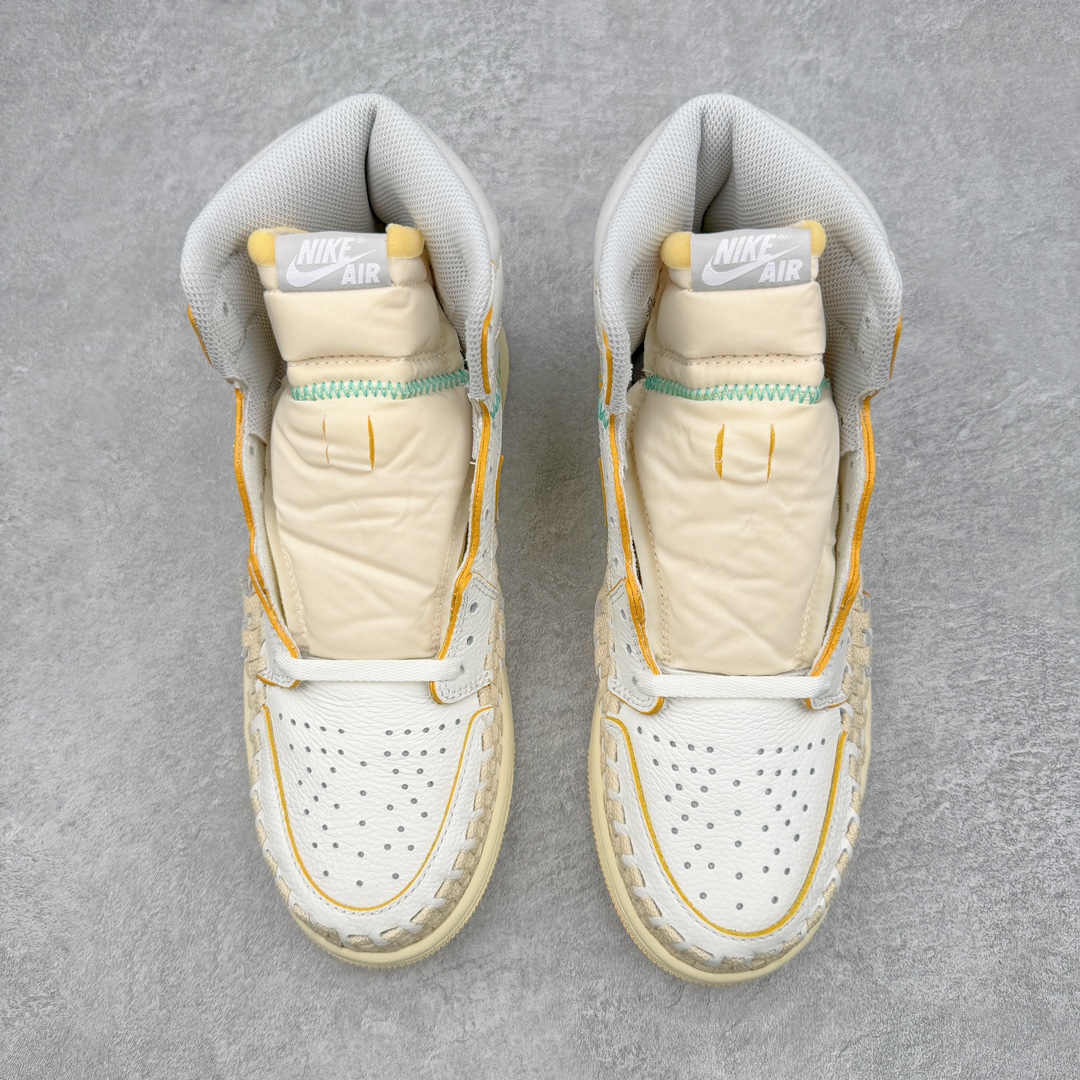 图片[2]-＃FK纯原福利 Union Los Angeles x Bephie\’s Beauty Supply x Air Jordan AJ1 High OG\\\”Woven\\\” 三方联名米白灰编织 FD2565-100 知名大厂出品 外贸特供 整单全码套现 单色整单2000+ 之前4XX的东西 原楦原纸板开发 极致一眼正品既视感 原厂皮料 承诺百分百一致原鞋 鞋面清洁度最高QC检验标准 控制溢胶 飞翼3D高频深度立体 全市场仅此一家 鞋盒、防尘纸 均采购来自原厂 对于将于今年八月到来的 Union x Air Jordan 1 High OG 合作鞋款，其「一举一动」备受瞩目，尽管早前已有多家媒体进行了预测，但都具有较大不确定性，而近日揭开了真容。2023 款 Union x Air Jordan 1 High OG「WOVEN」向 Air Footscape Woven（一款以其不对称编织设计而闻名的生活方式跑鞋，于 2000 年代后期首次亮相。）轮廓致敬， 用元年款风格的「中性灰」配色，全皮革打造，整个鞋身包裹着编织细节，其他细节包括 Swoosh 上的狼灰色细节、「NK Air」鞋舌标签，以及侧后部带有外露的绿色缝线。「UN/LA」签名标签则是位于双色仿旧橡胶鞋底的外侧。后跟上的BBS联名则来自于主理人妻子的品牌Bephie\’s Beauty Supply，可以说这次算是三方合作。尺码：41 42 42.5 43 44 44.5 45 46 47.5-选品中心