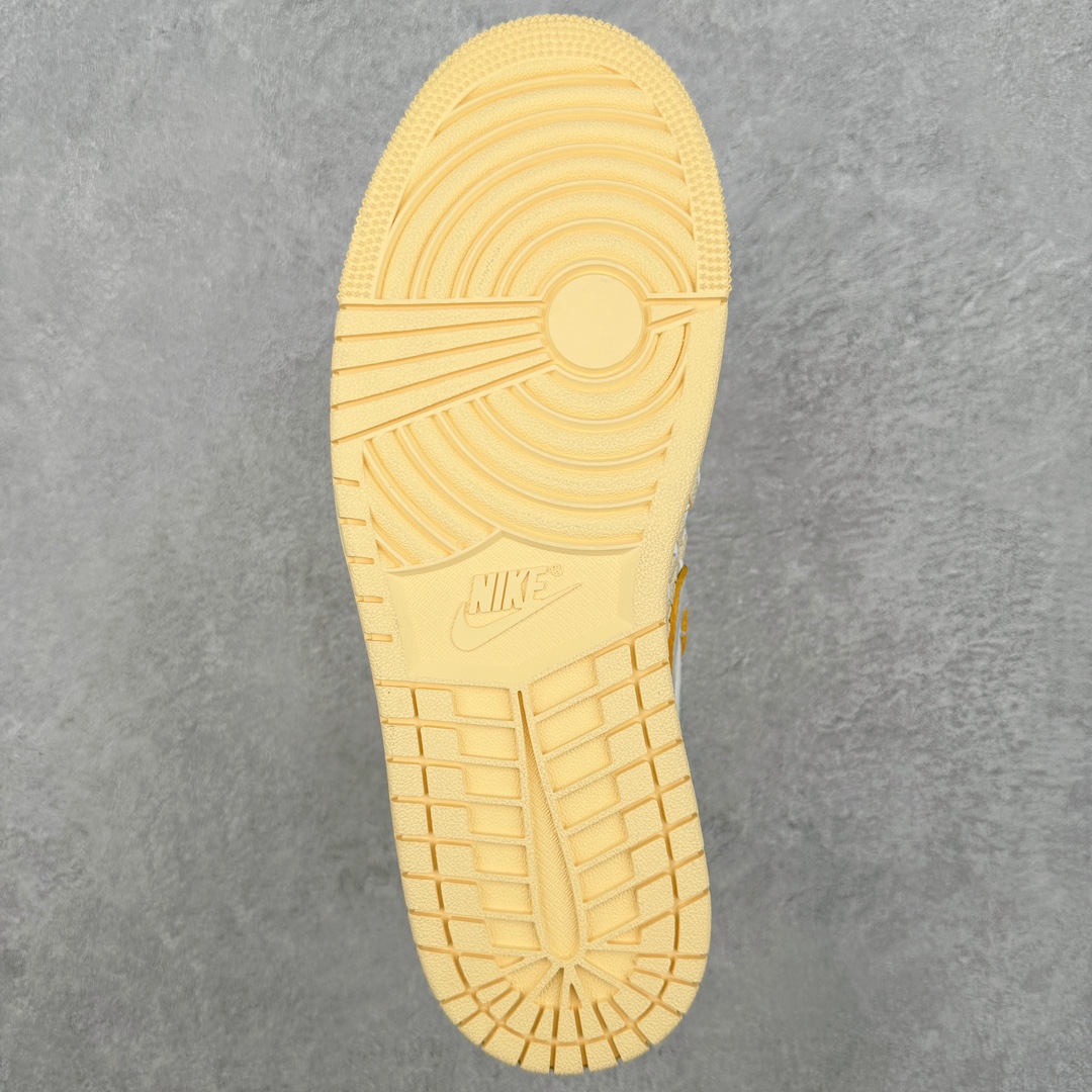 图片[9]-＃FK纯原福利 Union Los Angeles x Bephie\’s Beauty Supply x Air Jordan AJ1 High OG\\\”Woven\\\” 三方联名米白灰编织 FD2565-100 知名大厂出品 外贸特供 整单全码套现 单色整单2000+ 之前4XX的东西 原楦原纸板开发 极致一眼正品既视感 原厂皮料 承诺百分百一致原鞋 鞋面清洁度最高QC检验标准 控制溢胶 飞翼3D高频深度立体 全市场仅此一家 鞋盒、防尘纸 均采购来自原厂 对于将于今年八月到来的 Union x Air Jordan 1 High OG 合作鞋款，其「一举一动」备受瞩目，尽管早前已有多家媒体进行了预测，但都具有较大不确定性，而近日揭开了真容。2023 款 Union x Air Jordan 1 High OG「WOVEN」向 Air Footscape Woven（一款以其不对称编织设计而闻名的生活方式跑鞋，于 2000 年代后期首次亮相。）轮廓致敬， 用元年款风格的「中性灰」配色，全皮革打造，整个鞋身包裹着编织细节，其他细节包括 Swoosh 上的狼灰色细节、「NK Air」鞋舌标签，以及侧后部带有外露的绿色缝线。「UN/LA」签名标签则是位于双色仿旧橡胶鞋底的外侧。后跟上的BBS联名则来自于主理人妻子的品牌Bephie\’s Beauty Supply，可以说这次算是三方合作。尺码：41 42 42.5 43 44 44.5 45 46 47.5-选品中心