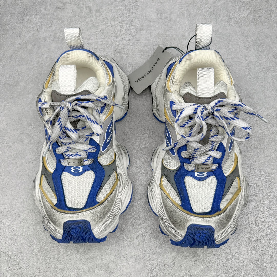 图片[2]-＃XA Balenciaga CARGO Sneaker 巴黎世家十一代圆头系带舒适百搭低帮生活休闲鞋老爹鞋 全套原纸板楦头开发 最原汁原味的灵魂版型 全鞋荧光划线卡点 胶水把控整洁度追求极致完美 每一双都是工艺品 多重QC质检 超越公司货的品控标准 实实在在的免检产品 原盒原配 正确字体电绣 粗细、位置、大小正确 侧边TPU 透气孔匹配意产原版 正确分离大底 TPU软底 原版一致大底LOGO 立体感十足 原厂皮料水洗做旧 采购原厂网纱 这款超细纤维和网布工装运动鞋 来自 Balenciaga 2024年夏季系列 其前卫的设计、夸张的体积和反光细节赋予其特别的轮廓 在 2024 夏季系列的秀场上 我们看到了睽违已久的新款运动鞋 Cargo Sneaker 看鞋名便可猜想 延续 3XL 经典设计 这似乎是一双天生为阔腿 Cargo 而生的鞋款 并且它比起 3XL 本就极度夸张的造型更加夸张 拥有更大的鞋底面积以及更为上翘的鞋头 堪称「5XL」外观设计上除了「比大更大」做旧的厚网布鞋面 还有一种经典 Track 鞋款融合 New Balance 9060 中底之即视感 标志性 Sporty B Logo 置于鞋面中间 再加上明显提高的中底厚度 你也不用害怕与3XL难以分辨 尺码：35/46-选品中心