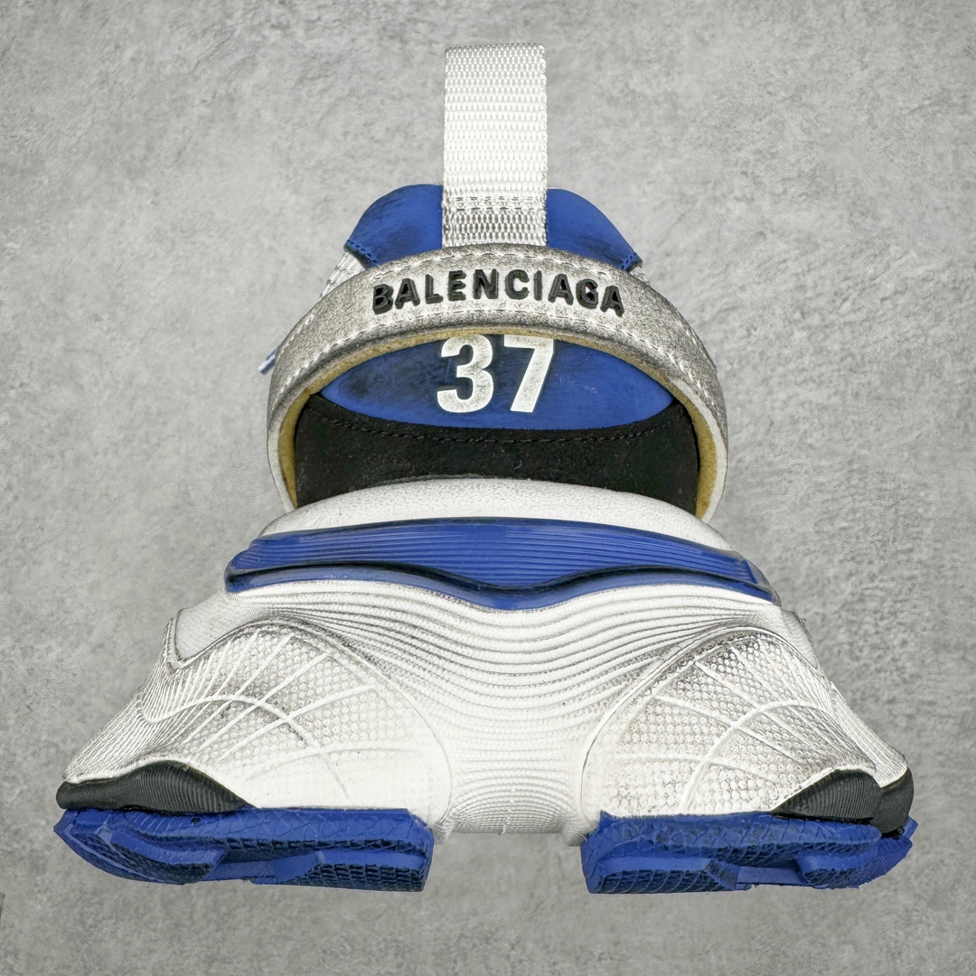 图片[8]-＃XA Balenciaga CARGO Sneaker 巴黎世家十一代圆头系带舒适百搭低帮生活休闲鞋老爹鞋 全套原纸板楦头开发 最原汁原味的灵魂版型 全鞋荧光划线卡点 胶水把控整洁度追求极致完美 每一双都是工艺品 多重QC质检 超越公司货的品控标准 实实在在的免检产品 原盒原配 正确字体电绣 粗细、位置、大小正确 侧边TPU 透气孔匹配意产原版 正确分离大底 TPU软底 原版一致大底LOGO 立体感十足 原厂皮料水洗做旧 采购原厂网纱 这款超细纤维和网布工装运动鞋 来自 Balenciaga 2024年夏季系列 其前卫的设计、夸张的体积和反光细节赋予其特别的轮廓 在 2024 夏季系列的秀场上 我们看到了睽违已久的新款运动鞋 Cargo Sneaker 看鞋名便可猜想 延续 3XL 经典设计 这似乎是一双天生为阔腿 Cargo 而生的鞋款 并且它比起 3XL 本就极度夸张的造型更加夸张 拥有更大的鞋底面积以及更为上翘的鞋头 堪称「5XL」外观设计上除了「比大更大」做旧的厚网布鞋面 还有一种经典 Track 鞋款融合 New Balance 9060 中底之即视感 标志性 Sporty B Logo 置于鞋面中间 再加上明显提高的中底厚度 你也不用害怕与3XL难以分辨 尺码：35/46-选品中心