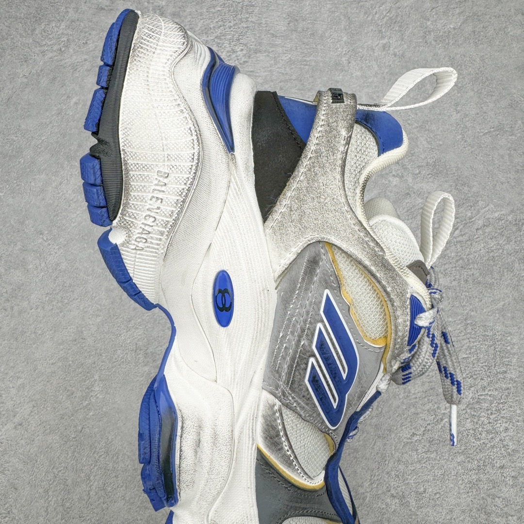 图片[6]-＃XA Balenciaga CARGO Sneaker 巴黎世家十一代圆头系带舒适百搭低帮生活休闲鞋老爹鞋 全套原纸板楦头开发 最原汁原味的灵魂版型 全鞋荧光划线卡点 胶水把控整洁度追求极致完美 每一双都是工艺品 多重QC质检 超越公司货的品控标准 实实在在的免检产品 原盒原配 正确字体电绣 粗细、位置、大小正确 侧边TPU 透气孔匹配意产原版 正确分离大底 TPU软底 原版一致大底LOGO 立体感十足 原厂皮料水洗做旧 采购原厂网纱 这款超细纤维和网布工装运动鞋 来自 Balenciaga 2024年夏季系列 其前卫的设计、夸张的体积和反光细节赋予其特别的轮廓 在 2024 夏季系列的秀场上 我们看到了睽违已久的新款运动鞋 Cargo Sneaker 看鞋名便可猜想 延续 3XL 经典设计 这似乎是一双天生为阔腿 Cargo 而生的鞋款 并且它比起 3XL 本就极度夸张的造型更加夸张 拥有更大的鞋底面积以及更为上翘的鞋头 堪称「5XL」外观设计上除了「比大更大」做旧的厚网布鞋面 还有一种经典 Track 鞋款融合 New Balance 9060 中底之即视感 标志性 Sporty B Logo 置于鞋面中间 再加上明显提高的中底厚度 你也不用害怕与3XL难以分辨 尺码：35/46-选品中心