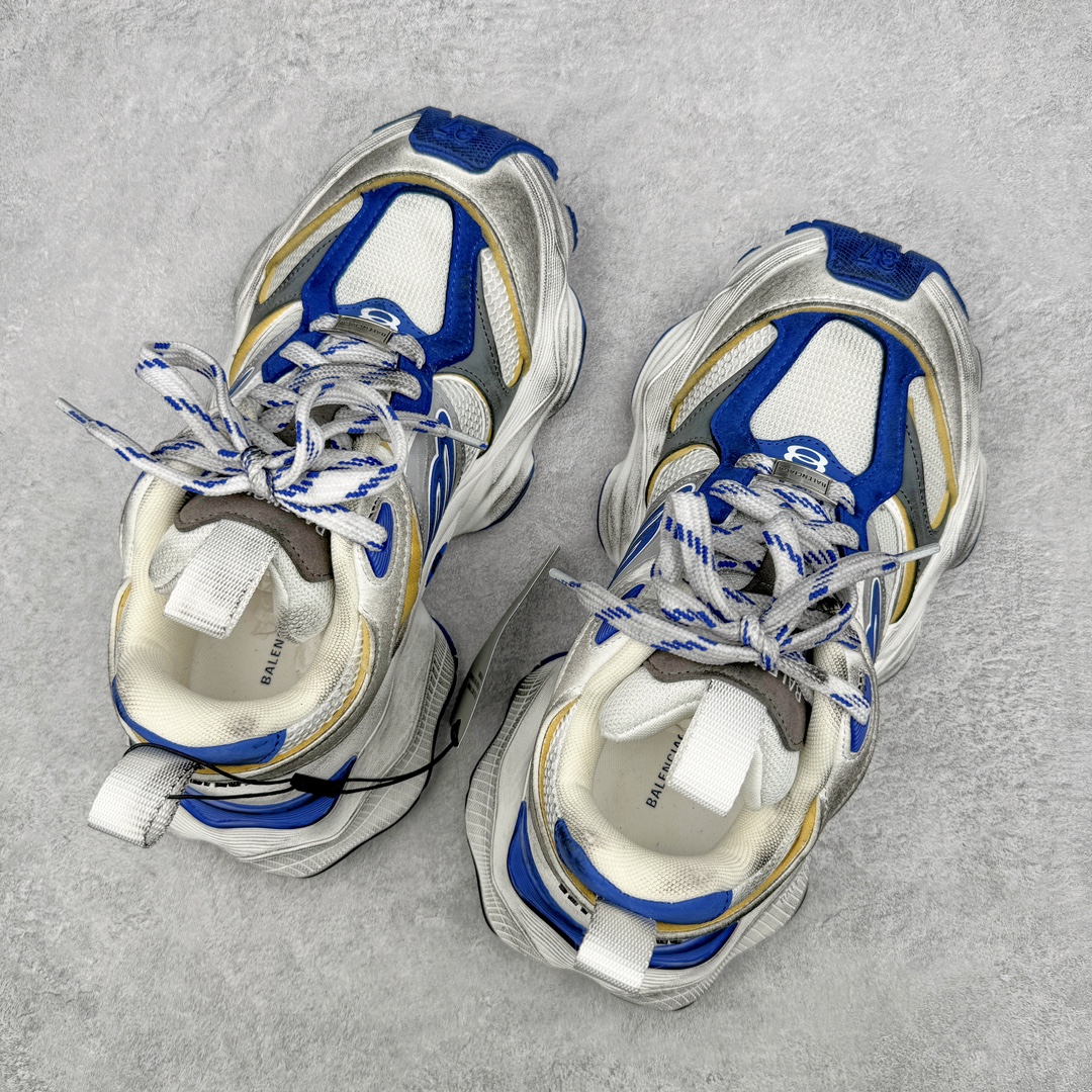 图片[3]-＃XA Balenciaga CARGO Sneaker 巴黎世家十一代圆头系带舒适百搭低帮生活休闲鞋老爹鞋 全套原纸板楦头开发 最原汁原味的灵魂版型 全鞋荧光划线卡点 胶水把控整洁度追求极致完美 每一双都是工艺品 多重QC质检 超越公司货的品控标准 实实在在的免检产品 原盒原配 正确字体电绣 粗细、位置、大小正确 侧边TPU 透气孔匹配意产原版 正确分离大底 TPU软底 原版一致大底LOGO 立体感十足 原厂皮料水洗做旧 采购原厂网纱 这款超细纤维和网布工装运动鞋 来自 Balenciaga 2024年夏季系列 其前卫的设计、夸张的体积和反光细节赋予其特别的轮廓 在 2024 夏季系列的秀场上 我们看到了睽违已久的新款运动鞋 Cargo Sneaker 看鞋名便可猜想 延续 3XL 经典设计 这似乎是一双天生为阔腿 Cargo 而生的鞋款 并且它比起 3XL 本就极度夸张的造型更加夸张 拥有更大的鞋底面积以及更为上翘的鞋头 堪称「5XL」外观设计上除了「比大更大」做旧的厚网布鞋面 还有一种经典 Track 鞋款融合 New Balance 9060 中底之即视感 标志性 Sporty B Logo 置于鞋面中间 再加上明显提高的中底厚度 你也不用害怕与3XL难以分辨 尺码：35/46-选品中心