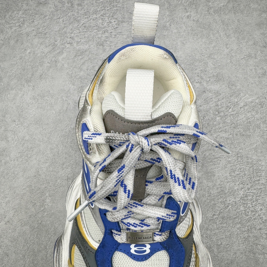 图片[5]-＃XA Balenciaga CARGO Sneaker 巴黎世家十一代圆头系带舒适百搭低帮生活休闲鞋老爹鞋 全套原纸板楦头开发 最原汁原味的灵魂版型 全鞋荧光划线卡点 胶水把控整洁度追求极致完美 每一双都是工艺品 多重QC质检 超越公司货的品控标准 实实在在的免检产品 原盒原配 正确字体电绣 粗细、位置、大小正确 侧边TPU 透气孔匹配意产原版 正确分离大底 TPU软底 原版一致大底LOGO 立体感十足 原厂皮料水洗做旧 采购原厂网纱 这款超细纤维和网布工装运动鞋 来自 Balenciaga 2024年夏季系列 其前卫的设计、夸张的体积和反光细节赋予其特别的轮廓 在 2024 夏季系列的秀场上 我们看到了睽违已久的新款运动鞋 Cargo Sneaker 看鞋名便可猜想 延续 3XL 经典设计 这似乎是一双天生为阔腿 Cargo 而生的鞋款 并且它比起 3XL 本就极度夸张的造型更加夸张 拥有更大的鞋底面积以及更为上翘的鞋头 堪称「5XL」外观设计上除了「比大更大」做旧的厚网布鞋面 还有一种经典 Track 鞋款融合 New Balance 9060 中底之即视感 标志性 Sporty B Logo 置于鞋面中间 再加上明显提高的中底厚度 你也不用害怕与3XL难以分辨 尺码：35/46-选品中心