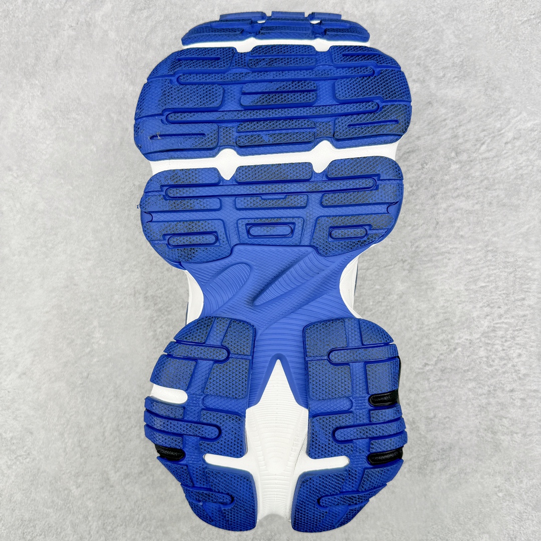 图片[9]-＃XA Balenciaga CARGO Sneaker 巴黎世家十一代圆头系带舒适百搭低帮生活休闲鞋老爹鞋 全套原纸板楦头开发 最原汁原味的灵魂版型 全鞋荧光划线卡点 胶水把控整洁度追求极致完美 每一双都是工艺品 多重QC质检 超越公司货的品控标准 实实在在的免检产品 原盒原配 正确字体电绣 粗细、位置、大小正确 侧边TPU 透气孔匹配意产原版 正确分离大底 TPU软底 原版一致大底LOGO 立体感十足 原厂皮料水洗做旧 采购原厂网纱 这款超细纤维和网布工装运动鞋 来自 Balenciaga 2024年夏季系列 其前卫的设计、夸张的体积和反光细节赋予其特别的轮廓 在 2024 夏季系列的秀场上 我们看到了睽违已久的新款运动鞋 Cargo Sneaker 看鞋名便可猜想 延续 3XL 经典设计 这似乎是一双天生为阔腿 Cargo 而生的鞋款 并且它比起 3XL 本就极度夸张的造型更加夸张 拥有更大的鞋底面积以及更为上翘的鞋头 堪称「5XL」外观设计上除了「比大更大」做旧的厚网布鞋面 还有一种经典 Track 鞋款融合 New Balance 9060 中底之即视感 标志性 Sporty B Logo 置于鞋面中间 再加上明显提高的中底厚度 你也不用害怕与3XL难以分辨 尺码：35/46-选品中心