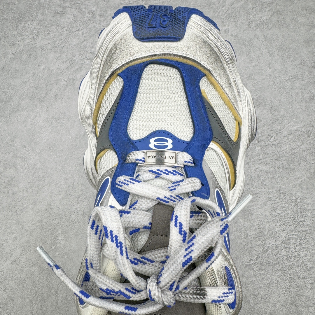 图片[4]-＃XA Balenciaga CARGO Sneaker 巴黎世家十一代圆头系带舒适百搭低帮生活休闲鞋老爹鞋 全套原纸板楦头开发 最原汁原味的灵魂版型 全鞋荧光划线卡点 胶水把控整洁度追求极致完美 每一双都是工艺品 多重QC质检 超越公司货的品控标准 实实在在的免检产品 原盒原配 正确字体电绣 粗细、位置、大小正确 侧边TPU 透气孔匹配意产原版 正确分离大底 TPU软底 原版一致大底LOGO 立体感十足 原厂皮料水洗做旧 采购原厂网纱 这款超细纤维和网布工装运动鞋 来自 Balenciaga 2024年夏季系列 其前卫的设计、夸张的体积和反光细节赋予其特别的轮廓 在 2024 夏季系列的秀场上 我们看到了睽违已久的新款运动鞋 Cargo Sneaker 看鞋名便可猜想 延续 3XL 经典设计 这似乎是一双天生为阔腿 Cargo 而生的鞋款 并且它比起 3XL 本就极度夸张的造型更加夸张 拥有更大的鞋底面积以及更为上翘的鞋头 堪称「5XL」外观设计上除了「比大更大」做旧的厚网布鞋面 还有一种经典 Track 鞋款融合 New Balance 9060 中底之即视感 标志性 Sporty B Logo 置于鞋面中间 再加上明显提高的中底厚度 你也不用害怕与3XL难以分辨 尺码：35/46-选品中心