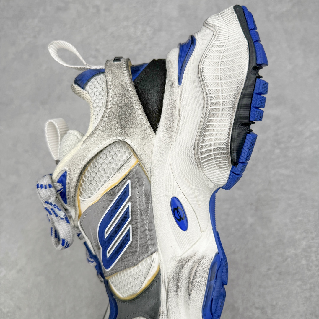 图片[7]-＃XA Balenciaga CARGO Sneaker 巴黎世家十一代圆头系带舒适百搭低帮生活休闲鞋老爹鞋 全套原纸板楦头开发 最原汁原味的灵魂版型 全鞋荧光划线卡点 胶水把控整洁度追求极致完美 每一双都是工艺品 多重QC质检 超越公司货的品控标准 实实在在的免检产品 原盒原配 正确字体电绣 粗细、位置、大小正确 侧边TPU 透气孔匹配意产原版 正确分离大底 TPU软底 原版一致大底LOGO 立体感十足 原厂皮料水洗做旧 采购原厂网纱 这款超细纤维和网布工装运动鞋 来自 Balenciaga 2024年夏季系列 其前卫的设计、夸张的体积和反光细节赋予其特别的轮廓 在 2024 夏季系列的秀场上 我们看到了睽违已久的新款运动鞋 Cargo Sneaker 看鞋名便可猜想 延续 3XL 经典设计 这似乎是一双天生为阔腿 Cargo 而生的鞋款 并且它比起 3XL 本就极度夸张的造型更加夸张 拥有更大的鞋底面积以及更为上翘的鞋头 堪称「5XL」外观设计上除了「比大更大」做旧的厚网布鞋面 还有一种经典 Track 鞋款融合 New Balance 9060 中底之即视感 标志性 Sporty B Logo 置于鞋面中间 再加上明显提高的中底厚度 你也不用害怕与3XL难以分辨 尺码：35/46-选品中心