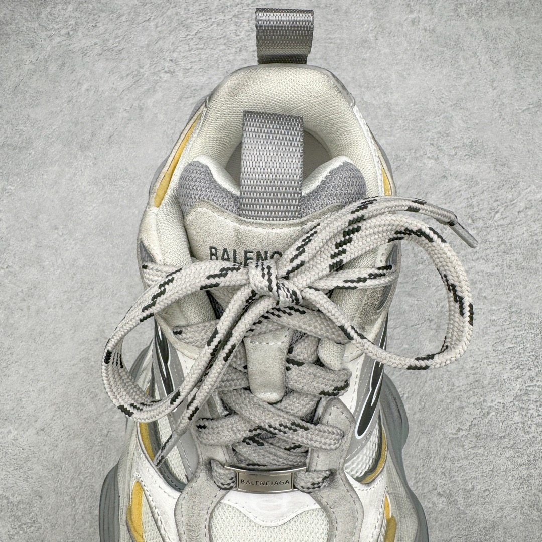 图片[5]-＃XA Balenciaga CARGO Sneaker 巴黎世家十一代圆头系带舒适百搭低帮生活休闲鞋老爹鞋 全套原纸板楦头开发 最原汁原味的灵魂版型 全鞋荧光划线卡点 胶水把控整洁度追求极致完美 每一双都是工艺品 多重QC质检 超越公司货的品控标准 实实在在的免检产品 原盒原配 正确字体电绣 粗细、位置、大小正确 侧边TPU 透气孔匹配意产原版 正确分离大底 TPU软底 原版一致大底LOGO 立体感十足 原厂皮料水洗做旧 采购原厂网纱 这款超细纤维和网布工装运动鞋 来自 Balenciaga 2024年夏季系列 其前卫的设计、夸张的体积和反光细节赋予其特别的轮廓 在 2024 夏季系列的秀场上 我们看到了睽违已久的新款运动鞋 Cargo Sneaker 看鞋名便可猜想 延续 3XL 经典设计 这似乎是一双天生为阔腿 Cargo 而生的鞋款 并且它比起 3XL 本就极度夸张的造型更加夸张 拥有更大的鞋底面积以及更为上翘的鞋头 堪称「5XL」外观设计上除了「比大更大」做旧的厚网布鞋面 还有一种经典 Track 鞋款融合 New Balance 9060 中底之即视感 标志性 Sporty B Logo 置于鞋面中间 再加上明显提高的中底厚度 你也不用害怕与3XL难以分辨 尺码：35/46-选品中心