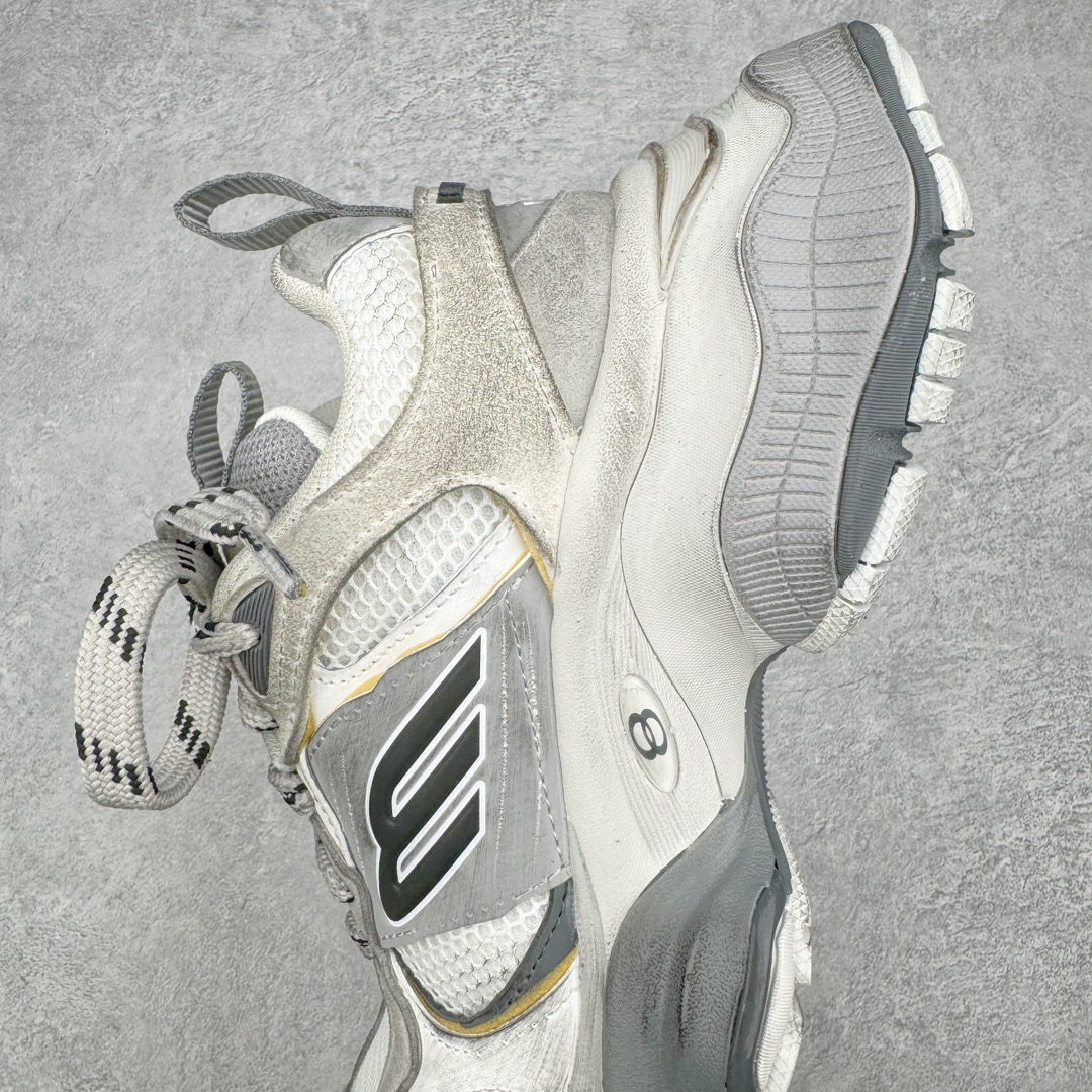 图片[7]-＃XA Balenciaga CARGO Sneaker 巴黎世家十一代圆头系带舒适百搭低帮生活休闲鞋老爹鞋 全套原纸板楦头开发 最原汁原味的灵魂版型 全鞋荧光划线卡点 胶水把控整洁度追求极致完美 每一双都是工艺品 多重QC质检 超越公司货的品控标准 实实在在的免检产品 原盒原配 正确字体电绣 粗细、位置、大小正确 侧边TPU 透气孔匹配意产原版 正确分离大底 TPU软底 原版一致大底LOGO 立体感十足 原厂皮料水洗做旧 采购原厂网纱 这款超细纤维和网布工装运动鞋 来自 Balenciaga 2024年夏季系列 其前卫的设计、夸张的体积和反光细节赋予其特别的轮廓 在 2024 夏季系列的秀场上 我们看到了睽违已久的新款运动鞋 Cargo Sneaker 看鞋名便可猜想 延续 3XL 经典设计 这似乎是一双天生为阔腿 Cargo 而生的鞋款 并且它比起 3XL 本就极度夸张的造型更加夸张 拥有更大的鞋底面积以及更为上翘的鞋头 堪称「5XL」外观设计上除了「比大更大」做旧的厚网布鞋面 还有一种经典 Track 鞋款融合 New Balance 9060 中底之即视感 标志性 Sporty B Logo 置于鞋面中间 再加上明显提高的中底厚度 你也不用害怕与3XL难以分辨 尺码：35/46-选品中心