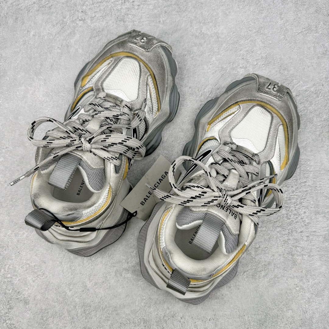 图片[3]-＃XA Balenciaga CARGO Sneaker 巴黎世家十一代圆头系带舒适百搭低帮生活休闲鞋老爹鞋 全套原纸板楦头开发 最原汁原味的灵魂版型 全鞋荧光划线卡点 胶水把控整洁度追求极致完美 每一双都是工艺品 多重QC质检 超越公司货的品控标准 实实在在的免检产品 原盒原配 正确字体电绣 粗细、位置、大小正确 侧边TPU 透气孔匹配意产原版 正确分离大底 TPU软底 原版一致大底LOGO 立体感十足 原厂皮料水洗做旧 采购原厂网纱 这款超细纤维和网布工装运动鞋 来自 Balenciaga 2024年夏季系列 其前卫的设计、夸张的体积和反光细节赋予其特别的轮廓 在 2024 夏季系列的秀场上 我们看到了睽违已久的新款运动鞋 Cargo Sneaker 看鞋名便可猜想 延续 3XL 经典设计 这似乎是一双天生为阔腿 Cargo 而生的鞋款 并且它比起 3XL 本就极度夸张的造型更加夸张 拥有更大的鞋底面积以及更为上翘的鞋头 堪称「5XL」外观设计上除了「比大更大」做旧的厚网布鞋面 还有一种经典 Track 鞋款融合 New Balance 9060 中底之即视感 标志性 Sporty B Logo 置于鞋面中间 再加上明显提高的中底厚度 你也不用害怕与3XL难以分辨 尺码：35/46-选品中心