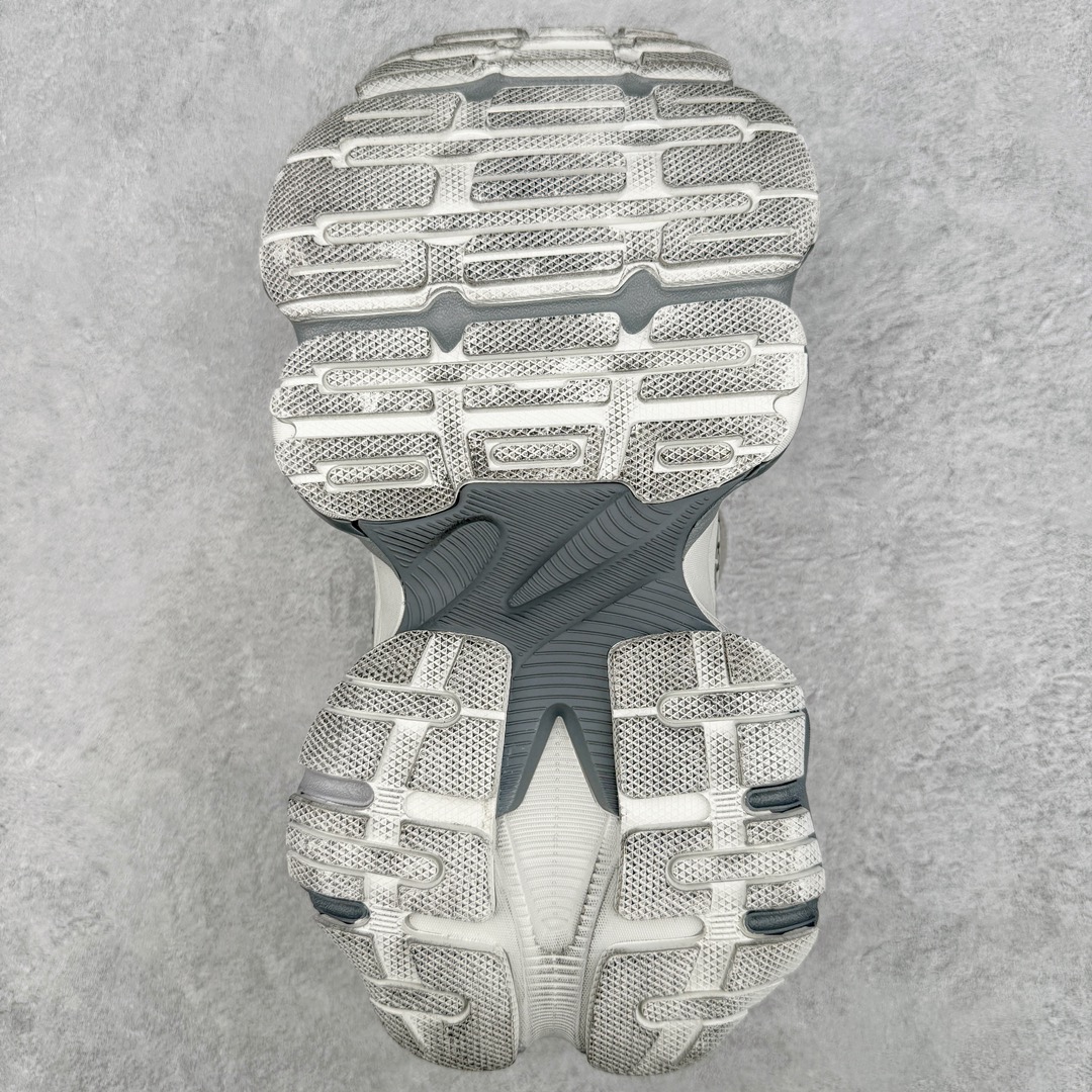 图片[9]-＃XA Balenciaga CARGO Sneaker 巴黎世家十一代圆头系带舒适百搭低帮生活休闲鞋老爹鞋 全套原纸板楦头开发 最原汁原味的灵魂版型 全鞋荧光划线卡点 胶水把控整洁度追求极致完美 每一双都是工艺品 多重QC质检 超越公司货的品控标准 实实在在的免检产品 原盒原配 正确字体电绣 粗细、位置、大小正确 侧边TPU 透气孔匹配意产原版 正确分离大底 TPU软底 原版一致大底LOGO 立体感十足 原厂皮料水洗做旧 采购原厂网纱 这款超细纤维和网布工装运动鞋 来自 Balenciaga 2024年夏季系列 其前卫的设计、夸张的体积和反光细节赋予其特别的轮廓 在 2024 夏季系列的秀场上 我们看到了睽违已久的新款运动鞋 Cargo Sneaker 看鞋名便可猜想 延续 3XL 经典设计 这似乎是一双天生为阔腿 Cargo 而生的鞋款 并且它比起 3XL 本就极度夸张的造型更加夸张 拥有更大的鞋底面积以及更为上翘的鞋头 堪称「5XL」外观设计上除了「比大更大」做旧的厚网布鞋面 还有一种经典 Track 鞋款融合 New Balance 9060 中底之即视感 标志性 Sporty B Logo 置于鞋面中间 再加上明显提高的中底厚度 你也不用害怕与3XL难以分辨 尺码：35/46-选品中心