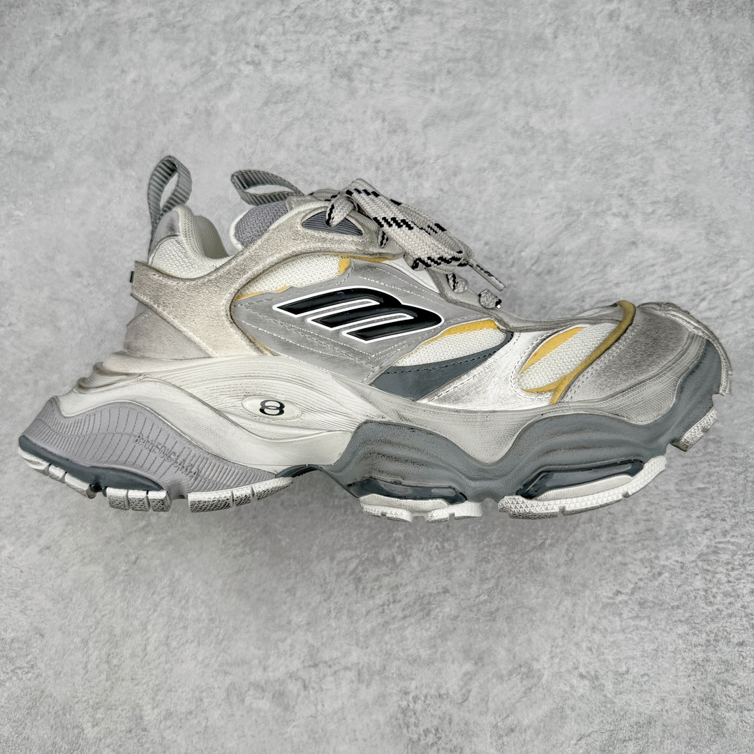 ＃XA Balenciaga CARGO Sneaker 巴黎世家十一代圆头系带舒适百搭低帮生活休闲鞋老爹鞋 全套原纸板楦头开发 最原汁原味的灵魂版型 全鞋荧光划线卡点 胶水把控整洁度追求极致完美 每一双都是工艺品 多重QC质检 超越公司货的品控标准 实实在在的免检产品 原盒原配 正确字体电绣 粗细、位置、大小正确 侧边TPU 透气孔匹配意产原版 正确分离大底 TPU软底 原版一致大底LOGO 立体感十足 原厂皮料水洗做旧 采购原厂网纱 这款超细纤维和网布工装运动鞋 来自 Balenciaga 2024年夏季系列 其前卫的设计、夸张的体积和反光细节赋予其特别的轮廓 在 2024 夏季系列的秀场上 我们看到了睽违已久的新款运动鞋 Cargo Sneaker 看鞋名便可猜想 延续 3XL 经典设计 这似乎是一双天生为阔腿 Cargo 而生的鞋款 并且它比起 3XL 本就极度夸张的造型更加夸张 拥有更大的鞋底面积以及更为上翘的鞋头 堪称「5XL」外观设计上除了「比大更大」做旧的厚网布鞋面 还有一种经典 Track 鞋款融合 New Balance 9060 中底之即视感 标志性 Sporty B Logo 置于鞋面中间 再加上明显提高的中底厚度 你也不用害怕与3XL难以分辨 尺码：35/46-选品中心