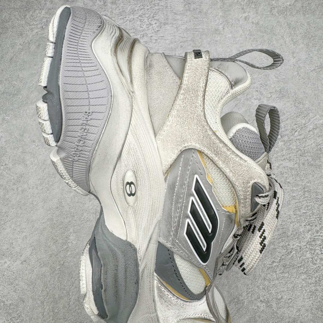 图片[6]-＃XA Balenciaga CARGO Sneaker 巴黎世家十一代圆头系带舒适百搭低帮生活休闲鞋老爹鞋 全套原纸板楦头开发 最原汁原味的灵魂版型 全鞋荧光划线卡点 胶水把控整洁度追求极致完美 每一双都是工艺品 多重QC质检 超越公司货的品控标准 实实在在的免检产品 原盒原配 正确字体电绣 粗细、位置、大小正确 侧边TPU 透气孔匹配意产原版 正确分离大底 TPU软底 原版一致大底LOGO 立体感十足 原厂皮料水洗做旧 采购原厂网纱 这款超细纤维和网布工装运动鞋 来自 Balenciaga 2024年夏季系列 其前卫的设计、夸张的体积和反光细节赋予其特别的轮廓 在 2024 夏季系列的秀场上 我们看到了睽违已久的新款运动鞋 Cargo Sneaker 看鞋名便可猜想 延续 3XL 经典设计 这似乎是一双天生为阔腿 Cargo 而生的鞋款 并且它比起 3XL 本就极度夸张的造型更加夸张 拥有更大的鞋底面积以及更为上翘的鞋头 堪称「5XL」外观设计上除了「比大更大」做旧的厚网布鞋面 还有一种经典 Track 鞋款融合 New Balance 9060 中底之即视感 标志性 Sporty B Logo 置于鞋面中间 再加上明显提高的中底厚度 你也不用害怕与3XL难以分辨 尺码：35/46-选品中心