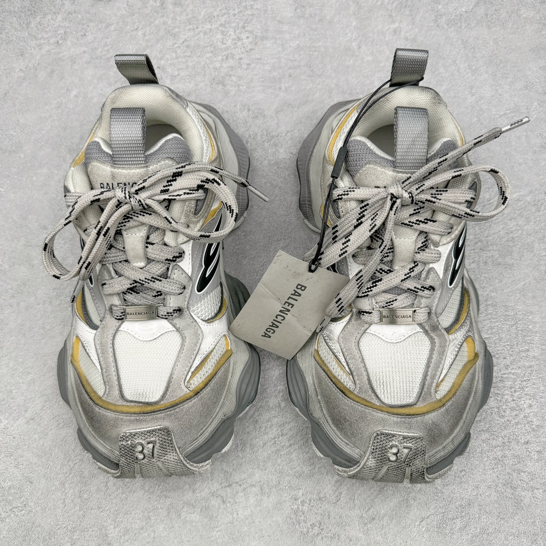 图片[2]-＃XA Balenciaga CARGO Sneaker 巴黎世家十一代圆头系带舒适百搭低帮生活休闲鞋老爹鞋 全套原纸板楦头开发 最原汁原味的灵魂版型 全鞋荧光划线卡点 胶水把控整洁度追求极致完美 每一双都是工艺品 多重QC质检 超越公司货的品控标准 实实在在的免检产品 原盒原配 正确字体电绣 粗细、位置、大小正确 侧边TPU 透气孔匹配意产原版 正确分离大底 TPU软底 原版一致大底LOGO 立体感十足 原厂皮料水洗做旧 采购原厂网纱 这款超细纤维和网布工装运动鞋 来自 Balenciaga 2024年夏季系列 其前卫的设计、夸张的体积和反光细节赋予其特别的轮廓 在 2024 夏季系列的秀场上 我们看到了睽违已久的新款运动鞋 Cargo Sneaker 看鞋名便可猜想 延续 3XL 经典设计 这似乎是一双天生为阔腿 Cargo 而生的鞋款 并且它比起 3XL 本就极度夸张的造型更加夸张 拥有更大的鞋底面积以及更为上翘的鞋头 堪称「5XL」外观设计上除了「比大更大」做旧的厚网布鞋面 还有一种经典 Track 鞋款融合 New Balance 9060 中底之即视感 标志性 Sporty B Logo 置于鞋面中间 再加上明显提高的中底厚度 你也不用害怕与3XL难以分辨 尺码：35/46-选品中心