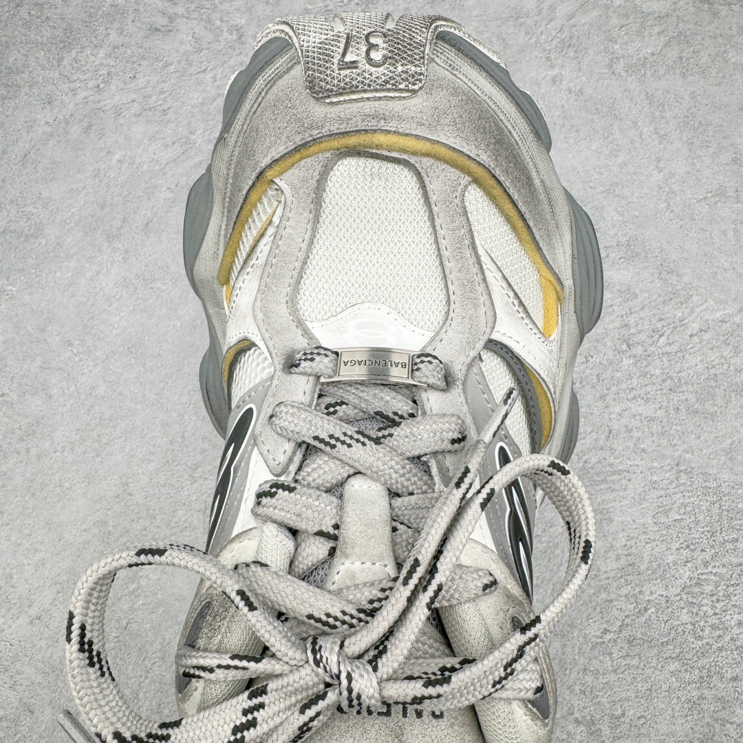 图片[4]-＃XA Balenciaga CARGO Sneaker 巴黎世家十一代圆头系带舒适百搭低帮生活休闲鞋老爹鞋 全套原纸板楦头开发 最原汁原味的灵魂版型 全鞋荧光划线卡点 胶水把控整洁度追求极致完美 每一双都是工艺品 多重QC质检 超越公司货的品控标准 实实在在的免检产品 原盒原配 正确字体电绣 粗细、位置、大小正确 侧边TPU 透气孔匹配意产原版 正确分离大底 TPU软底 原版一致大底LOGO 立体感十足 原厂皮料水洗做旧 采购原厂网纱 这款超细纤维和网布工装运动鞋 来自 Balenciaga 2024年夏季系列 其前卫的设计、夸张的体积和反光细节赋予其特别的轮廓 在 2024 夏季系列的秀场上 我们看到了睽违已久的新款运动鞋 Cargo Sneaker 看鞋名便可猜想 延续 3XL 经典设计 这似乎是一双天生为阔腿 Cargo 而生的鞋款 并且它比起 3XL 本就极度夸张的造型更加夸张 拥有更大的鞋底面积以及更为上翘的鞋头 堪称「5XL」外观设计上除了「比大更大」做旧的厚网布鞋面 还有一种经典 Track 鞋款融合 New Balance 9060 中底之即视感 标志性 Sporty B Logo 置于鞋面中间 再加上明显提高的中底厚度 你也不用害怕与3XL难以分辨 尺码：35/46-选品中心