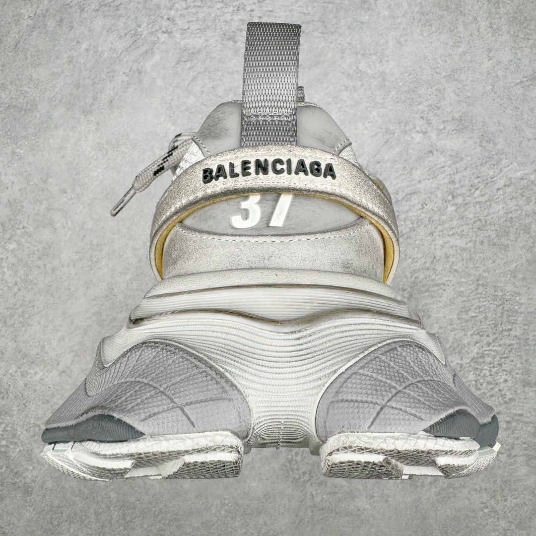 图片[8]-＃XA Balenciaga CARGO Sneaker 巴黎世家十一代圆头系带舒适百搭低帮生活休闲鞋老爹鞋 全套原纸板楦头开发 最原汁原味的灵魂版型 全鞋荧光划线卡点 胶水把控整洁度追求极致完美 每一双都是工艺品 多重QC质检 超越公司货的品控标准 实实在在的免检产品 原盒原配 正确字体电绣 粗细、位置、大小正确 侧边TPU 透气孔匹配意产原版 正确分离大底 TPU软底 原版一致大底LOGO 立体感十足 原厂皮料水洗做旧 采购原厂网纱 这款超细纤维和网布工装运动鞋 来自 Balenciaga 2024年夏季系列 其前卫的设计、夸张的体积和反光细节赋予其特别的轮廓 在 2024 夏季系列的秀场上 我们看到了睽违已久的新款运动鞋 Cargo Sneaker 看鞋名便可猜想 延续 3XL 经典设计 这似乎是一双天生为阔腿 Cargo 而生的鞋款 并且它比起 3XL 本就极度夸张的造型更加夸张 拥有更大的鞋底面积以及更为上翘的鞋头 堪称「5XL」外观设计上除了「比大更大」做旧的厚网布鞋面 还有一种经典 Track 鞋款融合 New Balance 9060 中底之即视感 标志性 Sporty B Logo 置于鞋面中间 再加上明显提高的中底厚度 你也不用害怕与3XL难以分辨 尺码：35/46-选品中心