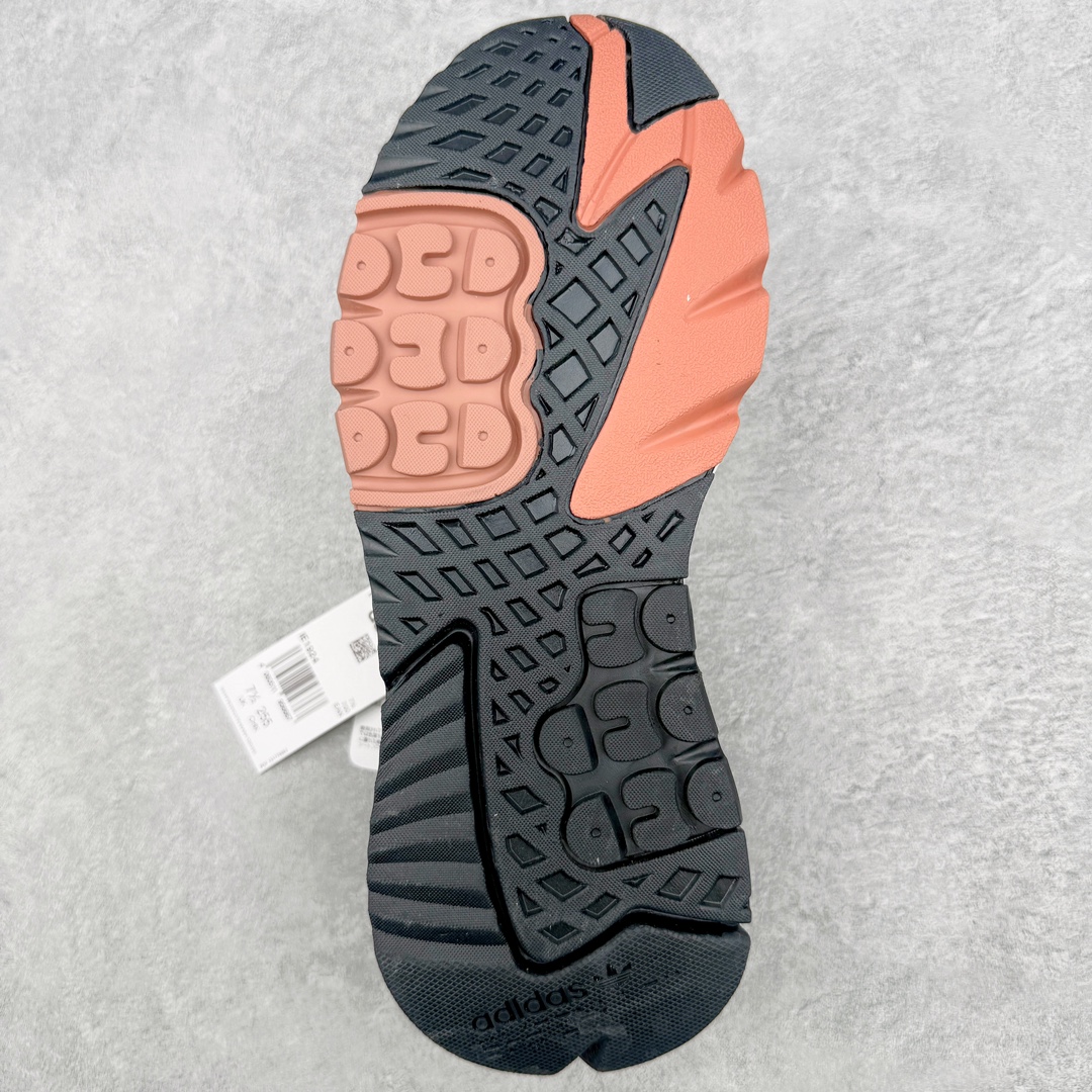 图片[9]-＃纯原福利 AD originals Nite Jogger Pride 夜行者减震耐磨低帮反光复古休闲百搭运动跑鞋 原厂材料 原厂大底 原装工艺 原鞋一致 记忆海绵 鞋眼使用原鞋一致电绣加针车工艺 后跟全部一致采用原鞋工艺 四针六线进口机 区别市面三针五线 头层皮打造 原厂流水标 3D喷漆 瞄漆 私家独模 网布搭配麂皮拼接打造鞋面 极具复古风格鞋头及鞋跟点缀3M反光设计 极为亮眼中底采用全掌Boost科技 厚度相当可观 脚感极佳 尺码：36 36⅔ 37⅓ 38 38⅔ 39⅓ 40 40⅔ 41⅓ 42 42⅔ 43⅓ 44 45-选品中心