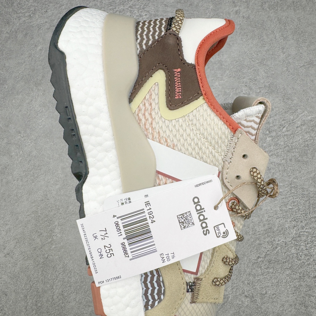 图片[6]-＃纯原福利 AD originals Nite Jogger Pride 夜行者减震耐磨低帮反光复古休闲百搭运动跑鞋 原厂材料 原厂大底 原装工艺 原鞋一致 记忆海绵 鞋眼使用原鞋一致电绣加针车工艺 后跟全部一致采用原鞋工艺 四针六线进口机 区别市面三针五线 头层皮打造 原厂流水标 3D喷漆 瞄漆 私家独模 网布搭配麂皮拼接打造鞋面 极具复古风格鞋头及鞋跟点缀3M反光设计 极为亮眼中底采用全掌Boost科技 厚度相当可观 脚感极佳 尺码：36 36⅔ 37⅓ 38 38⅔ 39⅓ 40 40⅔ 41⅓ 42 42⅔ 43⅓ 44 45-选品中心