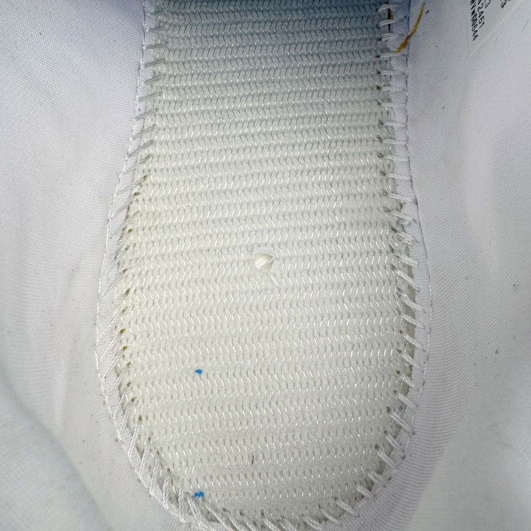 图片[9]-＃纯原福利 AD originals Nite Jogger Pride 夜行者减震耐磨低帮反光复古休闲百搭运动跑鞋 原厂材料 原厂大底 原装工艺 原鞋一致 记忆海绵 鞋眼使用原鞋一致电绣加针车工艺 后跟全部一致采用原鞋工艺 四针六线进口机 区别市面三针五线 头层皮打造 原厂流水标 3D喷漆 瞄漆 私家独模 网布搭配麂皮拼接打造鞋面 极具复古风格鞋头及鞋跟点缀3M反光设计 极为亮眼中底采用全掌Boost科技 厚度相当可观 脚感极佳 尺码：36 36⅔ 37⅓ 38 38⅔ 39⅓ 40 40⅔ 41⅓ 42 42⅔ 43⅓ 44 45-选品中心