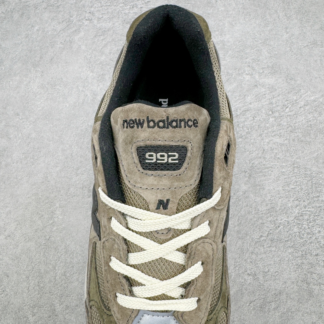 图片[5]-💰240 ＃M纯原 JJJJound x New Balance M992J2 新百伦NB992 联名总统复古慢跑鞋 灰棕 正确3M反光细节 原楦原纸版开发 正确6层组合底模精密开发 后跟透明TPU水晶装饰条稳固 沿用了引以为傲的跑鞋手工技艺 采用猪皮绒面并包裹局部透气网面的鞋身设计 菱网鞋舌上刻有New Balance USA 鞋面依旧身着经典的大热之灰 彰显了其高端的品质身份 尺码：36 37 37.5 38 38.5 39 40 40.5 41.5 42 42.5 43 44 45 46.5 编码：by3936010-运动鞋