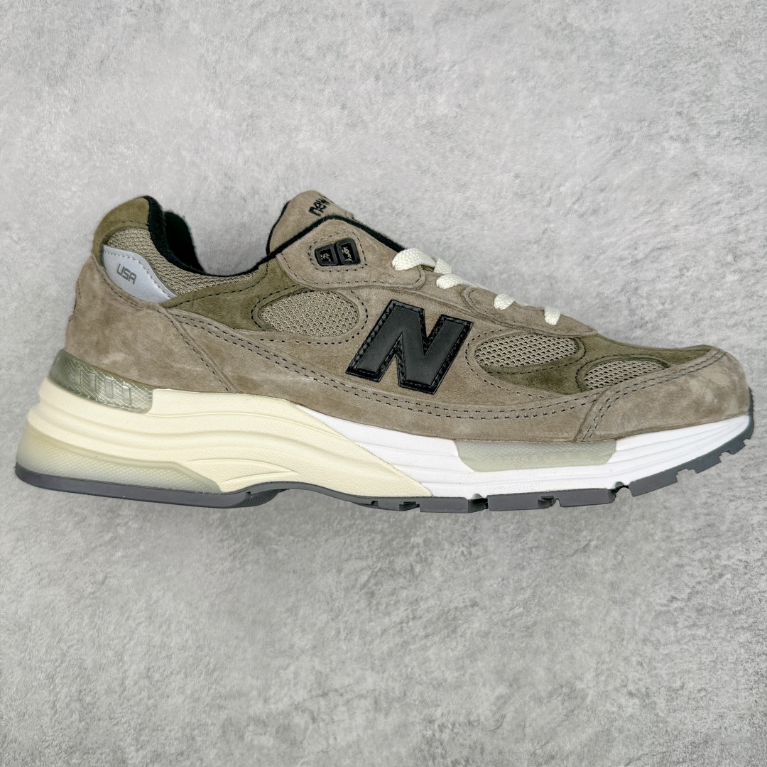 💰240 ＃M纯原 JJJJound x New Balance M992J2 新百伦NB992 联名总统复古慢跑鞋 灰棕 正确3M反光细节 原楦原纸版开发 正确6层组合底模精密开发 后跟透明TPU水晶装饰条稳固 沿用了引以为傲的跑鞋手工技艺 采用猪皮绒面并包裹局部透气网面的鞋身设计 菱网鞋舌上刻有New Balance USA 鞋面依旧身着经典的大热之灰 彰显了其高端的品质身份 尺码：36 37 37.5 38 38.5 39 40 40.5 41.5 42 42.5 43 44 45 46.5 编码：by3936010-运动鞋