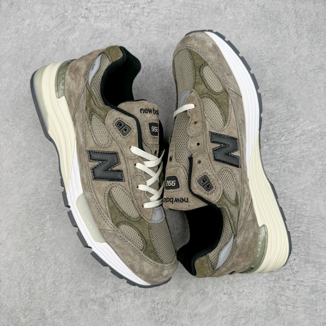 图片[3]-💰240 ＃M纯原 JJJJound x New Balance M992J2 新百伦NB992 联名总统复古慢跑鞋 灰棕 正确3M反光细节 原楦原纸版开发 正确6层组合底模精密开发 后跟透明TPU水晶装饰条稳固 沿用了引以为傲的跑鞋手工技艺 采用猪皮绒面并包裹局部透气网面的鞋身设计 菱网鞋舌上刻有New Balance USA 鞋面依旧身着经典的大热之灰 彰显了其高端的品质身份 尺码：36 37 37.5 38 38.5 39 40 40.5 41.5 42 42.5 43 44 45 46.5 编码：by3936010-运动鞋