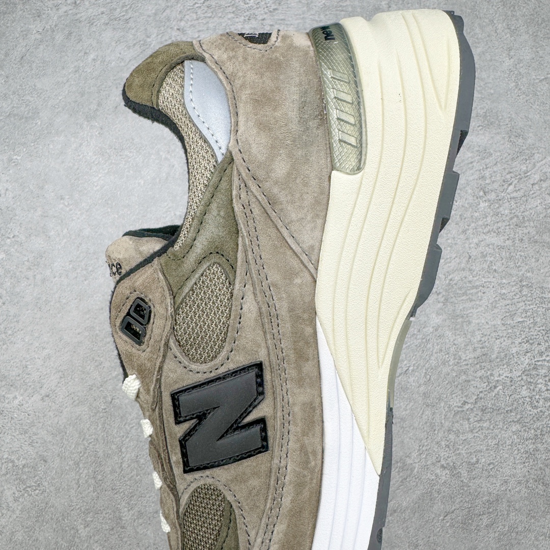 图片[7]-💰240 ＃M纯原 JJJJound x New Balance M992J2 新百伦NB992 联名总统复古慢跑鞋 灰棕 正确3M反光细节 原楦原纸版开发 正确6层组合底模精密开发 后跟透明TPU水晶装饰条稳固 沿用了引以为傲的跑鞋手工技艺 采用猪皮绒面并包裹局部透气网面的鞋身设计 菱网鞋舌上刻有New Balance USA 鞋面依旧身着经典的大热之灰 彰显了其高端的品质身份 尺码：36 37 37.5 38 38.5 39 40 40.5 41.5 42 42.5 43 44 45 46.5 编码：by3936010-运动鞋