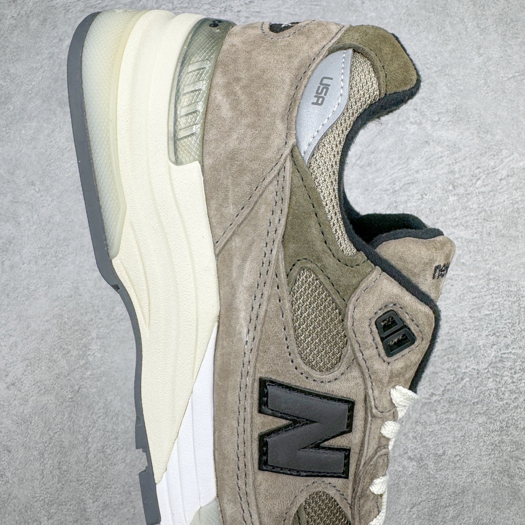 图片[6]-💰240 ＃M纯原 JJJJound x New Balance M992J2 新百伦NB992 联名总统复古慢跑鞋 灰棕 正确3M反光细节 原楦原纸版开发 正确6层组合底模精密开发 后跟透明TPU水晶装饰条稳固 沿用了引以为傲的跑鞋手工技艺 采用猪皮绒面并包裹局部透气网面的鞋身设计 菱网鞋舌上刻有New Balance USA 鞋面依旧身着经典的大热之灰 彰显了其高端的品质身份 尺码：36 37 37.5 38 38.5 39 40 40.5 41.5 42 42.5 43 44 45 46.5 编码：by3936010-运动鞋