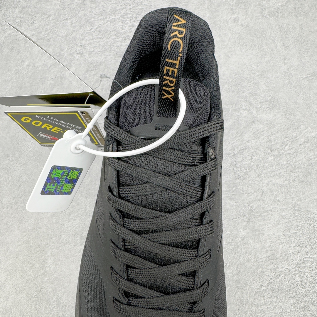 图片[5]-＃SG 加拿大品牌 始祖鸟·Arc\’teryx Norvan LD 3 GTX Trail 北温哥华三代系列长距离越野徒步户外运动跑鞋 尺码：36/45 升级原楦原纸版开发版型 采用同源一致一体成型热熔鞋面材质(带防泼水功能!!) 搭载85%压缩EVA缓震中底技术 独立开模vibram黄金耐磨锯齿外底❗️ 越野徒步+日常通勤两不误！ 尺码：36-45含半码 ARC\’TERYX始祖鸟，户外运动产品的天花板品牌，2017年发布第一款越野跑鞋NORVAN VT，始祖鸟的越野跑鞋分为三个系列，分别是：VT（Vertical Terrain垂直地形）、LD（Long Distance长距离）、SL（Super Light超轻），发展到今日已经更新到了第三代产品，而NORVAN的命名源于北温哥华（North Vancouver）代表高性能越野跑系统。在2018年我测评了始祖鸟第一代长距离越野跑鞋NORVAN LD，而这次测评的，正是该系列的第三代产品NORVAN LD 3，它与初代相比可以说是脱胎换骨的改变。在整体外观方面，NORVAN LD 3保持了ARC\’TERYX始祖鸟一贯的设计风格，配色一如既往的“素”，使用纯色营造出高级感。鞋面采用单层网孔Cordura®鞋面，与初代的紧密编织鞋面相比透气性能更好，鞋面热压了TPU薄膜支撑鞋面，得益于靠近中底整圈的热压TPU，使NORVAN LD 3的涉水深度更深。NORVAN LD 3帮面一体成型，只在跟杯正中进行缝合，跟杯有硬质港宝，能有效支撑和锁定足跟，足跟外侧印刷了ARC\’TERYX始祖鸟LOGO。鞋头多层防踢设计保护脚趾，避免脚趾踢到尖利的岩石导致受伤。-选品中心