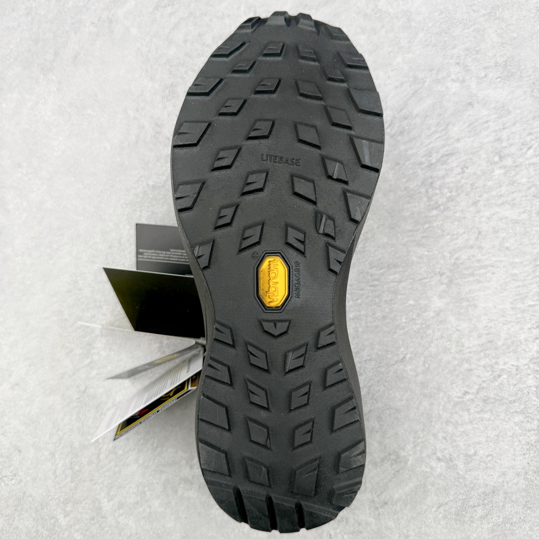 图片[9]-＃SG 加拿大品牌 始祖鸟·Arc\’teryx Norvan LD 3 GTX Trail 北温哥华三代系列长距离越野徒步户外运动跑鞋 尺码：36/45 升级原楦原纸版开发版型 采用同源一致一体成型热熔鞋面材质(带防泼水功能!!) 搭载85%压缩EVA缓震中底技术 独立开模vibram黄金耐磨锯齿外底❗️ 越野徒步+日常通勤两不误！ 尺码：36-45含半码 ARC\’TERYX始祖鸟，户外运动产品的天花板品牌，2017年发布第一款越野跑鞋NORVAN VT，始祖鸟的越野跑鞋分为三个系列，分别是：VT（Vertical Terrain垂直地形）、LD（Long Distance长距离）、SL（Super Light超轻），发展到今日已经更新到了第三代产品，而NORVAN的命名源于北温哥华（North Vancouver）代表高性能越野跑系统。在2018年我测评了始祖鸟第一代长距离越野跑鞋NORVAN LD，而这次测评的，正是该系列的第三代产品NORVAN LD 3，它与初代相比可以说是脱胎换骨的改变。在整体外观方面，NORVAN LD 3保持了ARC\’TERYX始祖鸟一贯的设计风格，配色一如既往的“素”，使用纯色营造出高级感。鞋面采用单层网孔Cordura®鞋面，与初代的紧密编织鞋面相比透气性能更好，鞋面热压了TPU薄膜支撑鞋面，得益于靠近中底整圈的热压TPU，使NORVAN LD 3的涉水深度更深。NORVAN LD 3帮面一体成型，只在跟杯正中进行缝合，跟杯有硬质港宝，能有效支撑和锁定足跟，足跟外侧印刷了ARC\’TERYX始祖鸟LOGO。鞋头多层防踢设计保护脚趾，避免脚趾踢到尖利的岩石导致受伤。-选品中心