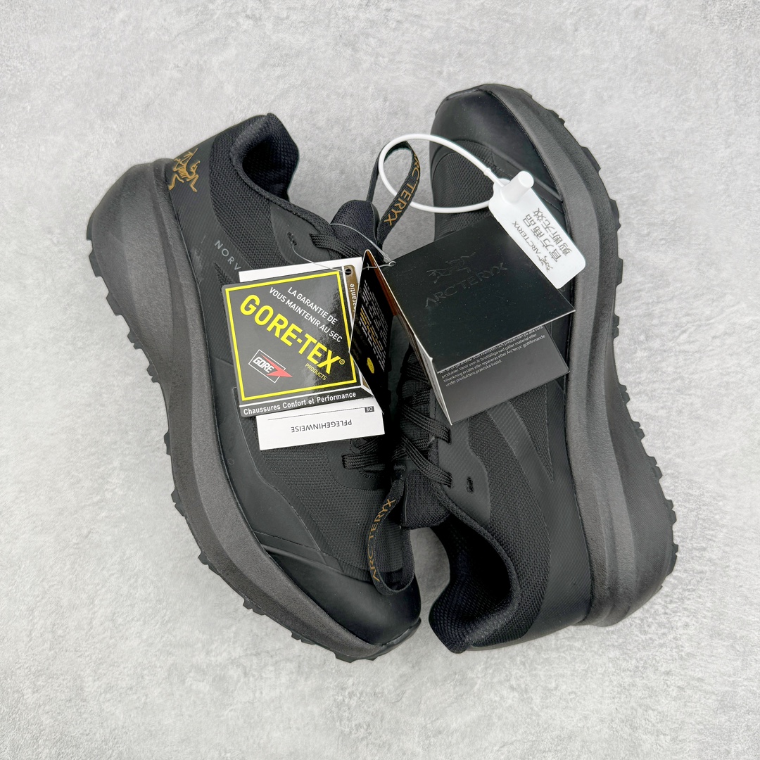 图片[3]-＃SG 加拿大品牌 始祖鸟·Arc\’teryx Norvan LD 3 GTX Trail 北温哥华三代系列长距离越野徒步户外运动跑鞋 尺码：36/45 升级原楦原纸版开发版型 采用同源一致一体成型热熔鞋面材质(带防泼水功能!!) 搭载85%压缩EVA缓震中底技术 独立开模vibram黄金耐磨锯齿外底❗️ 越野徒步+日常通勤两不误！ 尺码：36-45含半码 ARC\’TERYX始祖鸟，户外运动产品的天花板品牌，2017年发布第一款越野跑鞋NORVAN VT，始祖鸟的越野跑鞋分为三个系列，分别是：VT（Vertical Terrain垂直地形）、LD（Long Distance长距离）、SL（Super Light超轻），发展到今日已经更新到了第三代产品，而NORVAN的命名源于北温哥华（North Vancouver）代表高性能越野跑系统。在2018年我测评了始祖鸟第一代长距离越野跑鞋NORVAN LD，而这次测评的，正是该系列的第三代产品NORVAN LD 3，它与初代相比可以说是脱胎换骨的改变。在整体外观方面，NORVAN LD 3保持了ARC\’TERYX始祖鸟一贯的设计风格，配色一如既往的“素”，使用纯色营造出高级感。鞋面采用单层网孔Cordura®鞋面，与初代的紧密编织鞋面相比透气性能更好，鞋面热压了TPU薄膜支撑鞋面，得益于靠近中底整圈的热压TPU，使NORVAN LD 3的涉水深度更深。NORVAN LD 3帮面一体成型，只在跟杯正中进行缝合，跟杯有硬质港宝，能有效支撑和锁定足跟，足跟外侧印刷了ARC\’TERYX始祖鸟LOGO。鞋头多层防踢设计保护脚趾，避免脚趾踢到尖利的岩石导致受伤。-选品中心