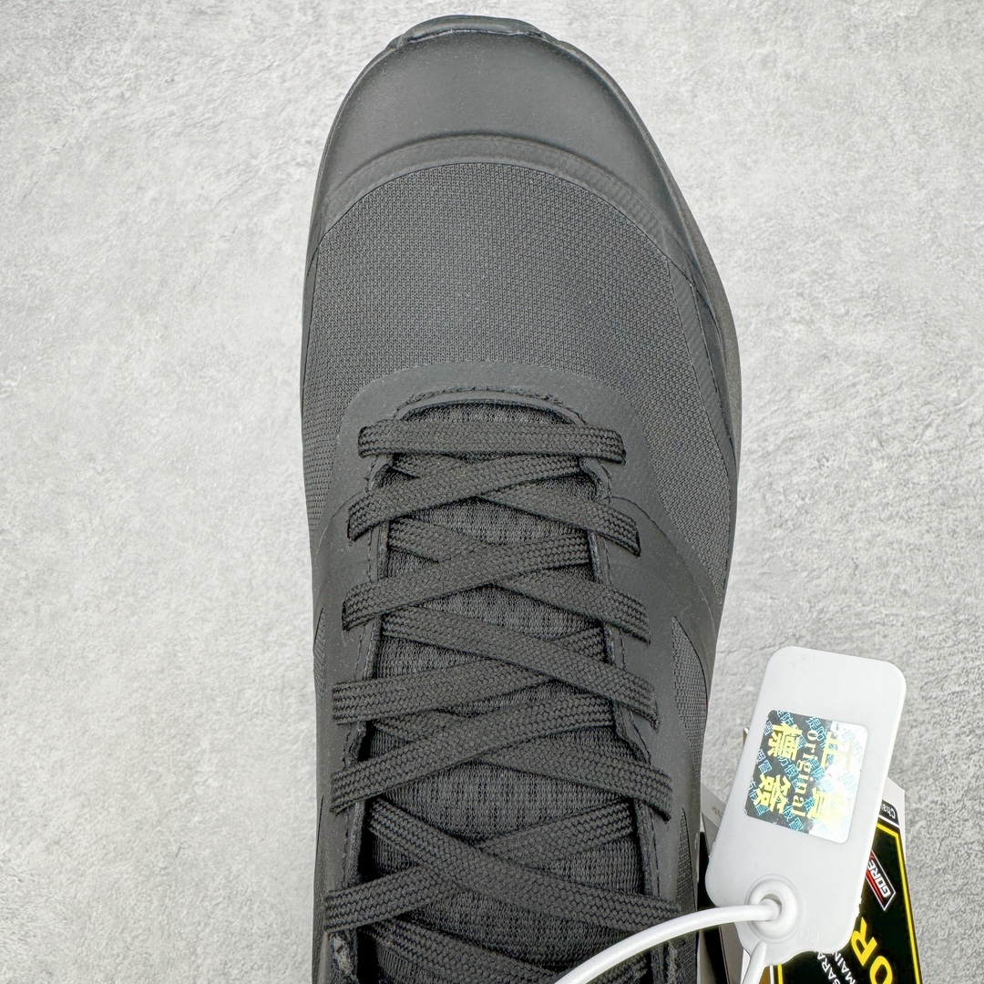 图片[4]-＃SG 加拿大品牌 始祖鸟·Arc\’teryx Norvan LD 3 GTX Trail 北温哥华三代系列长距离越野徒步户外运动跑鞋 尺码：36/45 升级原楦原纸版开发版型 采用同源一致一体成型热熔鞋面材质(带防泼水功能!!) 搭载85%压缩EVA缓震中底技术 独立开模vibram黄金耐磨锯齿外底❗️ 越野徒步+日常通勤两不误！ 尺码：36-45含半码 ARC\’TERYX始祖鸟，户外运动产品的天花板品牌，2017年发布第一款越野跑鞋NORVAN VT，始祖鸟的越野跑鞋分为三个系列，分别是：VT（Vertical Terrain垂直地形）、LD（Long Distance长距离）、SL（Super Light超轻），发展到今日已经更新到了第三代产品，而NORVAN的命名源于北温哥华（North Vancouver）代表高性能越野跑系统。在2018年我测评了始祖鸟第一代长距离越野跑鞋NORVAN LD，而这次测评的，正是该系列的第三代产品NORVAN LD 3，它与初代相比可以说是脱胎换骨的改变。在整体外观方面，NORVAN LD 3保持了ARC\’TERYX始祖鸟一贯的设计风格，配色一如既往的“素”，使用纯色营造出高级感。鞋面采用单层网孔Cordura®鞋面，与初代的紧密编织鞋面相比透气性能更好，鞋面热压了TPU薄膜支撑鞋面，得益于靠近中底整圈的热压TPU，使NORVAN LD 3的涉水深度更深。NORVAN LD 3帮面一体成型，只在跟杯正中进行缝合，跟杯有硬质港宝，能有效支撑和锁定足跟，足跟外侧印刷了ARC\’TERYX始祖鸟LOGO。鞋头多层防踢设计保护脚趾，避免脚趾踢到尖利的岩石导致受伤。-选品中心