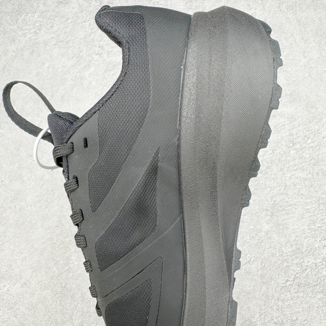 图片[7]-＃SG 加拿大品牌 始祖鸟·Arc\’teryx Norvan LD 3 GTX Trail 北温哥华三代系列长距离越野徒步户外运动跑鞋 尺码：36/45 升级原楦原纸版开发版型 采用同源一致一体成型热熔鞋面材质(带防泼水功能!!) 搭载85%压缩EVA缓震中底技术 独立开模vibram黄金耐磨锯齿外底❗️ 越野徒步+日常通勤两不误！ 尺码：36-45含半码 ARC\’TERYX始祖鸟，户外运动产品的天花板品牌，2017年发布第一款越野跑鞋NORVAN VT，始祖鸟的越野跑鞋分为三个系列，分别是：VT（Vertical Terrain垂直地形）、LD（Long Distance长距离）、SL（Super Light超轻），发展到今日已经更新到了第三代产品，而NORVAN的命名源于北温哥华（North Vancouver）代表高性能越野跑系统。在2018年我测评了始祖鸟第一代长距离越野跑鞋NORVAN LD，而这次测评的，正是该系列的第三代产品NORVAN LD 3，它与初代相比可以说是脱胎换骨的改变。在整体外观方面，NORVAN LD 3保持了ARC\’TERYX始祖鸟一贯的设计风格，配色一如既往的“素”，使用纯色营造出高级感。鞋面采用单层网孔Cordura®鞋面，与初代的紧密编织鞋面相比透气性能更好，鞋面热压了TPU薄膜支撑鞋面，得益于靠近中底整圈的热压TPU，使NORVAN LD 3的涉水深度更深。NORVAN LD 3帮面一体成型，只在跟杯正中进行缝合，跟杯有硬质港宝，能有效支撑和锁定足跟，足跟外侧印刷了ARC\’TERYX始祖鸟LOGO。鞋头多层防踢设计保护脚趾，避免脚趾踢到尖利的岩石导致受伤。-选品中心