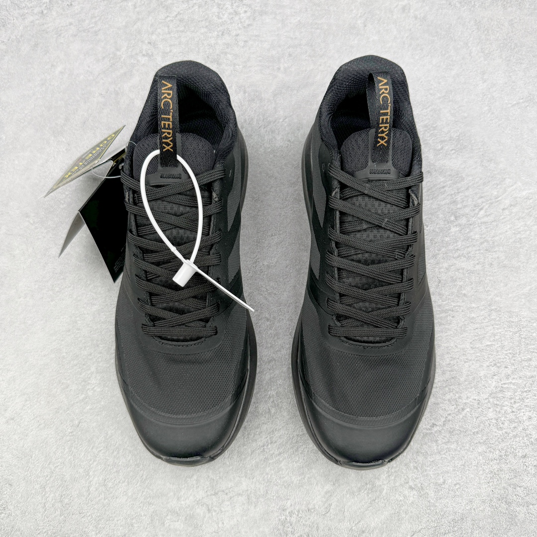 图片[2]-＃SG 加拿大品牌 始祖鸟·Arc\’teryx Norvan LD 3 GTX Trail 北温哥华三代系列长距离越野徒步户外运动跑鞋 尺码：36/45 升级原楦原纸版开发版型 采用同源一致一体成型热熔鞋面材质(带防泼水功能!!) 搭载85%压缩EVA缓震中底技术 独立开模vibram黄金耐磨锯齿外底❗️ 越野徒步+日常通勤两不误！ 尺码：36-45含半码 ARC\’TERYX始祖鸟，户外运动产品的天花板品牌，2017年发布第一款越野跑鞋NORVAN VT，始祖鸟的越野跑鞋分为三个系列，分别是：VT（Vertical Terrain垂直地形）、LD（Long Distance长距离）、SL（Super Light超轻），发展到今日已经更新到了第三代产品，而NORVAN的命名源于北温哥华（North Vancouver）代表高性能越野跑系统。在2018年我测评了始祖鸟第一代长距离越野跑鞋NORVAN LD，而这次测评的，正是该系列的第三代产品NORVAN LD 3，它与初代相比可以说是脱胎换骨的改变。在整体外观方面，NORVAN LD 3保持了ARC\’TERYX始祖鸟一贯的设计风格，配色一如既往的“素”，使用纯色营造出高级感。鞋面采用单层网孔Cordura®鞋面，与初代的紧密编织鞋面相比透气性能更好，鞋面热压了TPU薄膜支撑鞋面，得益于靠近中底整圈的热压TPU，使NORVAN LD 3的涉水深度更深。NORVAN LD 3帮面一体成型，只在跟杯正中进行缝合，跟杯有硬质港宝，能有效支撑和锁定足跟，足跟外侧印刷了ARC\’TERYX始祖鸟LOGO。鞋头多层防踢设计保护脚趾，避免脚趾踢到尖利的岩石导致受伤。-选品中心