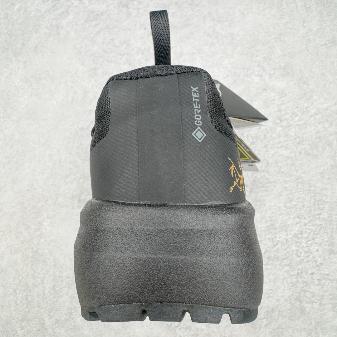 图片[8]-＃SG 加拿大品牌 始祖鸟·Arc\’teryx Norvan LD 3 GTX Trail 北温哥华三代系列长距离越野徒步户外运动跑鞋 尺码：36/45 升级原楦原纸版开发版型 采用同源一致一体成型热熔鞋面材质(带防泼水功能!!) 搭载85%压缩EVA缓震中底技术 独立开模vibram黄金耐磨锯齿外底❗️ 越野徒步+日常通勤两不误！ 尺码：36-45含半码 ARC\’TERYX始祖鸟，户外运动产品的天花板品牌，2017年发布第一款越野跑鞋NORVAN VT，始祖鸟的越野跑鞋分为三个系列，分别是：VT（Vertical Terrain垂直地形）、LD（Long Distance长距离）、SL（Super Light超轻），发展到今日已经更新到了第三代产品，而NORVAN的命名源于北温哥华（North Vancouver）代表高性能越野跑系统。在2018年我测评了始祖鸟第一代长距离越野跑鞋NORVAN LD，而这次测评的，正是该系列的第三代产品NORVAN LD 3，它与初代相比可以说是脱胎换骨的改变。在整体外观方面，NORVAN LD 3保持了ARC\’TERYX始祖鸟一贯的设计风格，配色一如既往的“素”，使用纯色营造出高级感。鞋面采用单层网孔Cordura®鞋面，与初代的紧密编织鞋面相比透气性能更好，鞋面热压了TPU薄膜支撑鞋面，得益于靠近中底整圈的热压TPU，使NORVAN LD 3的涉水深度更深。NORVAN LD 3帮面一体成型，只在跟杯正中进行缝合，跟杯有硬质港宝，能有效支撑和锁定足跟，足跟外侧印刷了ARC\’TERYX始祖鸟LOGO。鞋头多层防踢设计保护脚趾，避免脚趾踢到尖利的岩石导致受伤。-选品中心