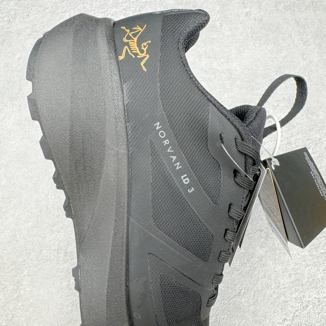 图片[6]-＃SG 加拿大品牌 始祖鸟·Arc\’teryx Norvan LD 3 GTX Trail 北温哥华三代系列长距离越野徒步户外运动跑鞋 尺码：36/45 升级原楦原纸版开发版型 采用同源一致一体成型热熔鞋面材质(带防泼水功能!!) 搭载85%压缩EVA缓震中底技术 独立开模vibram黄金耐磨锯齿外底❗️ 越野徒步+日常通勤两不误！ 尺码：36-45含半码 ARC\’TERYX始祖鸟，户外运动产品的天花板品牌，2017年发布第一款越野跑鞋NORVAN VT，始祖鸟的越野跑鞋分为三个系列，分别是：VT（Vertical Terrain垂直地形）、LD（Long Distance长距离）、SL（Super Light超轻），发展到今日已经更新到了第三代产品，而NORVAN的命名源于北温哥华（North Vancouver）代表高性能越野跑系统。在2018年我测评了始祖鸟第一代长距离越野跑鞋NORVAN LD，而这次测评的，正是该系列的第三代产品NORVAN LD 3，它与初代相比可以说是脱胎换骨的改变。在整体外观方面，NORVAN LD 3保持了ARC\’TERYX始祖鸟一贯的设计风格，配色一如既往的“素”，使用纯色营造出高级感。鞋面采用单层网孔Cordura®鞋面，与初代的紧密编织鞋面相比透气性能更好，鞋面热压了TPU薄膜支撑鞋面，得益于靠近中底整圈的热压TPU，使NORVAN LD 3的涉水深度更深。NORVAN LD 3帮面一体成型，只在跟杯正中进行缝合，跟杯有硬质港宝，能有效支撑和锁定足跟，足跟外侧印刷了ARC\’TERYX始祖鸟LOGO。鞋头多层防踢设计保护脚趾，避免脚趾踢到尖利的岩石导致受伤。-选品中心