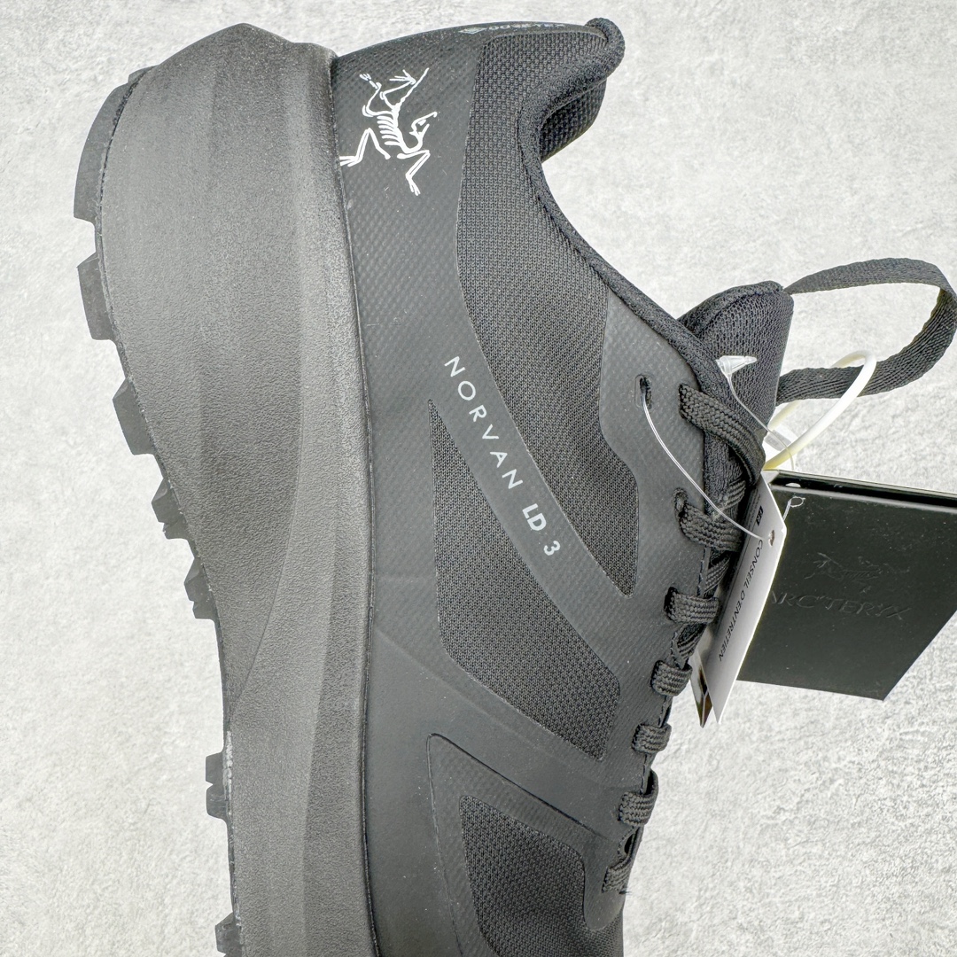 图片[6]-＃SG 加拿大品牌 始祖鸟·Arc\’teryx Norvan LD 3 GTX Trail 北温哥华三代系列长距离越野徒步户外运动跑鞋 尺码：36/45 升级原楦原纸版开发版型 采用同源一致一体成型热熔鞋面材质(带防泼水功能!!) 搭载85%压缩EVA缓震中底技术 独立开模vibram黄金耐磨锯齿外底❗️ 越野徒步+日常通勤两不误！ 尺码：36-45含半码 ARC\’TERYX始祖鸟，户外运动产品的天花板品牌，2017年发布第一款越野跑鞋NORVAN VT，始祖鸟的越野跑鞋分为三个系列，分别是：VT（Vertical Terrain垂直地形）、LD（Long Distance长距离）、SL（Super Light超轻），发展到今日已经更新到了第三代产品，而NORVAN的命名源于北温哥华（North Vancouver）代表高性能越野跑系统。在2018年我测评了始祖鸟第一代长距离越野跑鞋NORVAN LD，而这次测评的，正是该系列的第三代产品NORVAN LD 3，它与初代相比可以说是脱胎换骨的改变。在整体外观方面，NORVAN LD 3保持了ARC\’TERYX始祖鸟一贯的设计风格，配色一如既往的“素”，使用纯色营造出高级感。鞋面采用单层网孔Cordura®鞋面，与初代的紧密编织鞋面相比透气性能更好，鞋面热压了TPU薄膜支撑鞋面，得益于靠近中底整圈的热压TPU，使NORVAN LD 3的涉水深度更深。NORVAN LD 3帮面一体成型，只在跟杯正中进行缝合，跟杯有硬质港宝，能有效支撑和锁定足跟，足跟外侧印刷了ARC\’TERYX始祖鸟LOGO。鞋头多层防踢设计保护脚趾，避免脚趾踢到尖利的岩石导致受伤。-选品中心