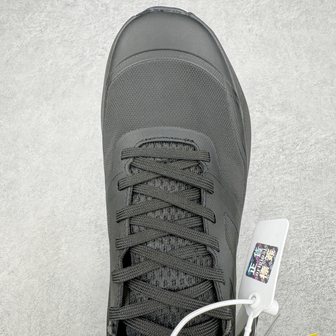 图片[4]-＃SG 加拿大品牌 始祖鸟·Arc\’teryx Norvan LD 3 GTX Trail 北温哥华三代系列长距离越野徒步户外运动跑鞋 尺码：36/45 升级原楦原纸版开发版型 采用同源一致一体成型热熔鞋面材质(带防泼水功能!!) 搭载85%压缩EVA缓震中底技术 独立开模vibram黄金耐磨锯齿外底❗️ 越野徒步+日常通勤两不误！ 尺码：36-45含半码 ARC\’TERYX始祖鸟，户外运动产品的天花板品牌，2017年发布第一款越野跑鞋NORVAN VT，始祖鸟的越野跑鞋分为三个系列，分别是：VT（Vertical Terrain垂直地形）、LD（Long Distance长距离）、SL（Super Light超轻），发展到今日已经更新到了第三代产品，而NORVAN的命名源于北温哥华（North Vancouver）代表高性能越野跑系统。在2018年我测评了始祖鸟第一代长距离越野跑鞋NORVAN LD，而这次测评的，正是该系列的第三代产品NORVAN LD 3，它与初代相比可以说是脱胎换骨的改变。在整体外观方面，NORVAN LD 3保持了ARC\’TERYX始祖鸟一贯的设计风格，配色一如既往的“素”，使用纯色营造出高级感。鞋面采用单层网孔Cordura®鞋面，与初代的紧密编织鞋面相比透气性能更好，鞋面热压了TPU薄膜支撑鞋面，得益于靠近中底整圈的热压TPU，使NORVAN LD 3的涉水深度更深。NORVAN LD 3帮面一体成型，只在跟杯正中进行缝合，跟杯有硬质港宝，能有效支撑和锁定足跟，足跟外侧印刷了ARC\’TERYX始祖鸟LOGO。鞋头多层防踢设计保护脚趾，避免脚趾踢到尖利的岩石导致受伤。-选品中心
