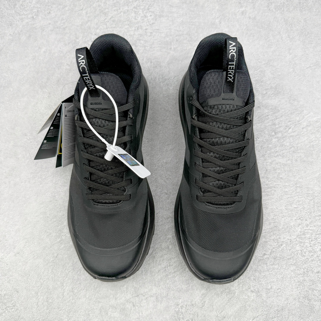 图片[2]-＃SG 加拿大品牌 始祖鸟·Arc\’teryx Norvan LD 3 GTX Trail 北温哥华三代系列长距离越野徒步户外运动跑鞋 尺码：36/45 升级原楦原纸版开发版型 采用同源一致一体成型热熔鞋面材质(带防泼水功能!!) 搭载85%压缩EVA缓震中底技术 独立开模vibram黄金耐磨锯齿外底❗️ 越野徒步+日常通勤两不误！ 尺码：36-45含半码 ARC\’TERYX始祖鸟，户外运动产品的天花板品牌，2017年发布第一款越野跑鞋NORVAN VT，始祖鸟的越野跑鞋分为三个系列，分别是：VT（Vertical Terrain垂直地形）、LD（Long Distance长距离）、SL（Super Light超轻），发展到今日已经更新到了第三代产品，而NORVAN的命名源于北温哥华（North Vancouver）代表高性能越野跑系统。在2018年我测评了始祖鸟第一代长距离越野跑鞋NORVAN LD，而这次测评的，正是该系列的第三代产品NORVAN LD 3，它与初代相比可以说是脱胎换骨的改变。在整体外观方面，NORVAN LD 3保持了ARC\’TERYX始祖鸟一贯的设计风格，配色一如既往的“素”，使用纯色营造出高级感。鞋面采用单层网孔Cordura®鞋面，与初代的紧密编织鞋面相比透气性能更好，鞋面热压了TPU薄膜支撑鞋面，得益于靠近中底整圈的热压TPU，使NORVAN LD 3的涉水深度更深。NORVAN LD 3帮面一体成型，只在跟杯正中进行缝合，跟杯有硬质港宝，能有效支撑和锁定足跟，足跟外侧印刷了ARC\’TERYX始祖鸟LOGO。鞋头多层防踢设计保护脚趾，避免脚趾踢到尖利的岩石导致受伤。-选品中心