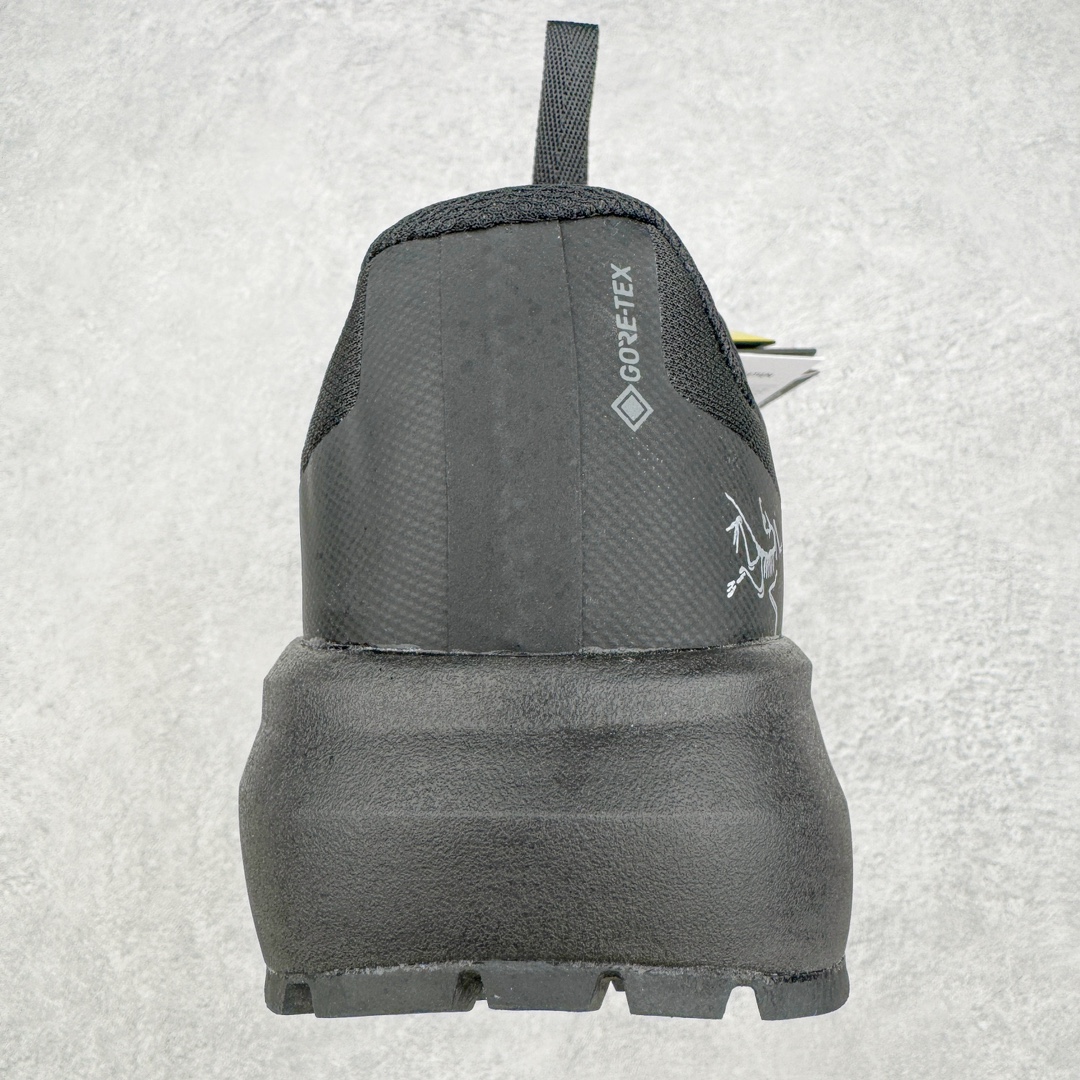 图片[8]-＃SG 加拿大品牌 始祖鸟·Arc\’teryx Norvan LD 3 GTX Trail 北温哥华三代系列长距离越野徒步户外运动跑鞋 尺码：36/45 升级原楦原纸版开发版型 采用同源一致一体成型热熔鞋面材质(带防泼水功能!!) 搭载85%压缩EVA缓震中底技术 独立开模vibram黄金耐磨锯齿外底❗️ 越野徒步+日常通勤两不误！ 尺码：36-45含半码 ARC\’TERYX始祖鸟，户外运动产品的天花板品牌，2017年发布第一款越野跑鞋NORVAN VT，始祖鸟的越野跑鞋分为三个系列，分别是：VT（Vertical Terrain垂直地形）、LD（Long Distance长距离）、SL（Super Light超轻），发展到今日已经更新到了第三代产品，而NORVAN的命名源于北温哥华（North Vancouver）代表高性能越野跑系统。在2018年我测评了始祖鸟第一代长距离越野跑鞋NORVAN LD，而这次测评的，正是该系列的第三代产品NORVAN LD 3，它与初代相比可以说是脱胎换骨的改变。在整体外观方面，NORVAN LD 3保持了ARC\’TERYX始祖鸟一贯的设计风格，配色一如既往的“素”，使用纯色营造出高级感。鞋面采用单层网孔Cordura®鞋面，与初代的紧密编织鞋面相比透气性能更好，鞋面热压了TPU薄膜支撑鞋面，得益于靠近中底整圈的热压TPU，使NORVAN LD 3的涉水深度更深。NORVAN LD 3帮面一体成型，只在跟杯正中进行缝合，跟杯有硬质港宝，能有效支撑和锁定足跟，足跟外侧印刷了ARC\’TERYX始祖鸟LOGO。鞋头多层防踢设计保护脚趾，避免脚趾踢到尖利的岩石导致受伤。-选品中心