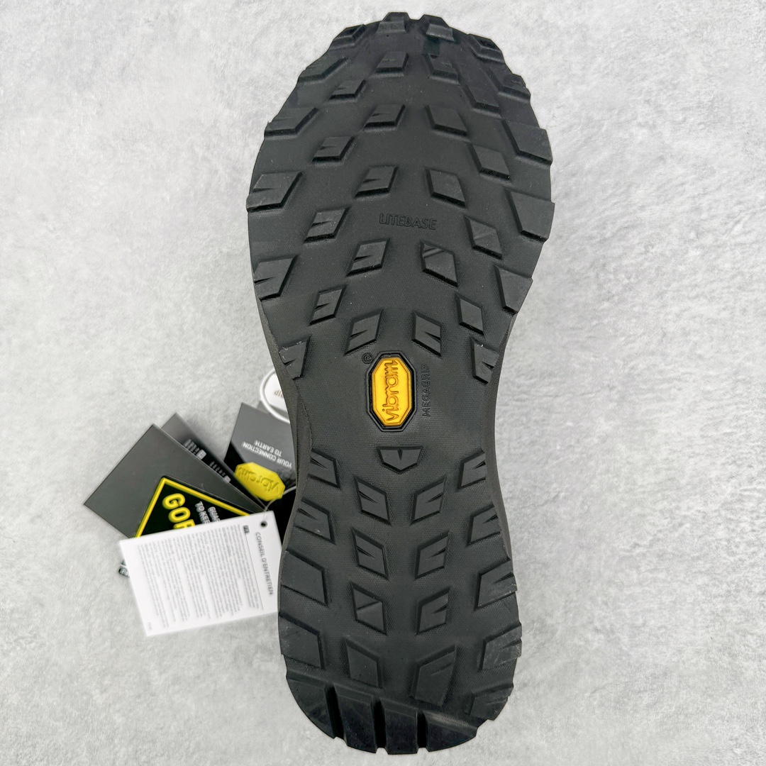 图片[9]-＃SG 加拿大品牌 始祖鸟·Arc\’teryx Norvan LD 3 GTX Trail 北温哥华三代系列长距离越野徒步户外运动跑鞋 尺码：36/45 升级原楦原纸版开发版型 采用同源一致一体成型热熔鞋面材质(带防泼水功能!!) 搭载85%压缩EVA缓震中底技术 独立开模vibram黄金耐磨锯齿外底❗️ 越野徒步+日常通勤两不误！ 尺码：36-45含半码 ARC\’TERYX始祖鸟，户外运动产品的天花板品牌，2017年发布第一款越野跑鞋NORVAN VT，始祖鸟的越野跑鞋分为三个系列，分别是：VT（Vertical Terrain垂直地形）、LD（Long Distance长距离）、SL（Super Light超轻），发展到今日已经更新到了第三代产品，而NORVAN的命名源于北温哥华（North Vancouver）代表高性能越野跑系统。在2018年我测评了始祖鸟第一代长距离越野跑鞋NORVAN LD，而这次测评的，正是该系列的第三代产品NORVAN LD 3，它与初代相比可以说是脱胎换骨的改变。在整体外观方面，NORVAN LD 3保持了ARC\’TERYX始祖鸟一贯的设计风格，配色一如既往的“素”，使用纯色营造出高级感。鞋面采用单层网孔Cordura®鞋面，与初代的紧密编织鞋面相比透气性能更好，鞋面热压了TPU薄膜支撑鞋面，得益于靠近中底整圈的热压TPU，使NORVAN LD 3的涉水深度更深。NORVAN LD 3帮面一体成型，只在跟杯正中进行缝合，跟杯有硬质港宝，能有效支撑和锁定足跟，足跟外侧印刷了ARC\’TERYX始祖鸟LOGO。鞋头多层防踢设计保护脚趾，避免脚趾踢到尖利的岩石导致受伤。-选品中心