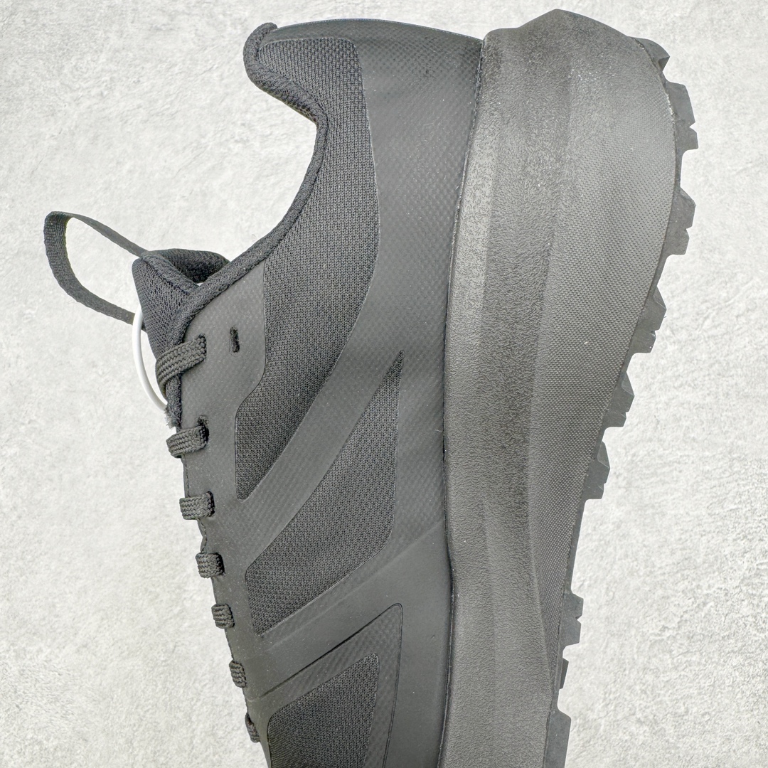 图片[7]-＃SG 加拿大品牌 始祖鸟·Arc\’teryx Norvan LD 3 GTX Trail 北温哥华三代系列长距离越野徒步户外运动跑鞋 尺码：36/45 升级原楦原纸版开发版型 采用同源一致一体成型热熔鞋面材质(带防泼水功能!!) 搭载85%压缩EVA缓震中底技术 独立开模vibram黄金耐磨锯齿外底❗️ 越野徒步+日常通勤两不误！ 尺码：36-45含半码 ARC\’TERYX始祖鸟，户外运动产品的天花板品牌，2017年发布第一款越野跑鞋NORVAN VT，始祖鸟的越野跑鞋分为三个系列，分别是：VT（Vertical Terrain垂直地形）、LD（Long Distance长距离）、SL（Super Light超轻），发展到今日已经更新到了第三代产品，而NORVAN的命名源于北温哥华（North Vancouver）代表高性能越野跑系统。在2018年我测评了始祖鸟第一代长距离越野跑鞋NORVAN LD，而这次测评的，正是该系列的第三代产品NORVAN LD 3，它与初代相比可以说是脱胎换骨的改变。在整体外观方面，NORVAN LD 3保持了ARC\’TERYX始祖鸟一贯的设计风格，配色一如既往的“素”，使用纯色营造出高级感。鞋面采用单层网孔Cordura®鞋面，与初代的紧密编织鞋面相比透气性能更好，鞋面热压了TPU薄膜支撑鞋面，得益于靠近中底整圈的热压TPU，使NORVAN LD 3的涉水深度更深。NORVAN LD 3帮面一体成型，只在跟杯正中进行缝合，跟杯有硬质港宝，能有效支撑和锁定足跟，足跟外侧印刷了ARC\’TERYX始祖鸟LOGO。鞋头多层防踢设计保护脚趾，避免脚趾踢到尖利的岩石导致受伤。-选品中心