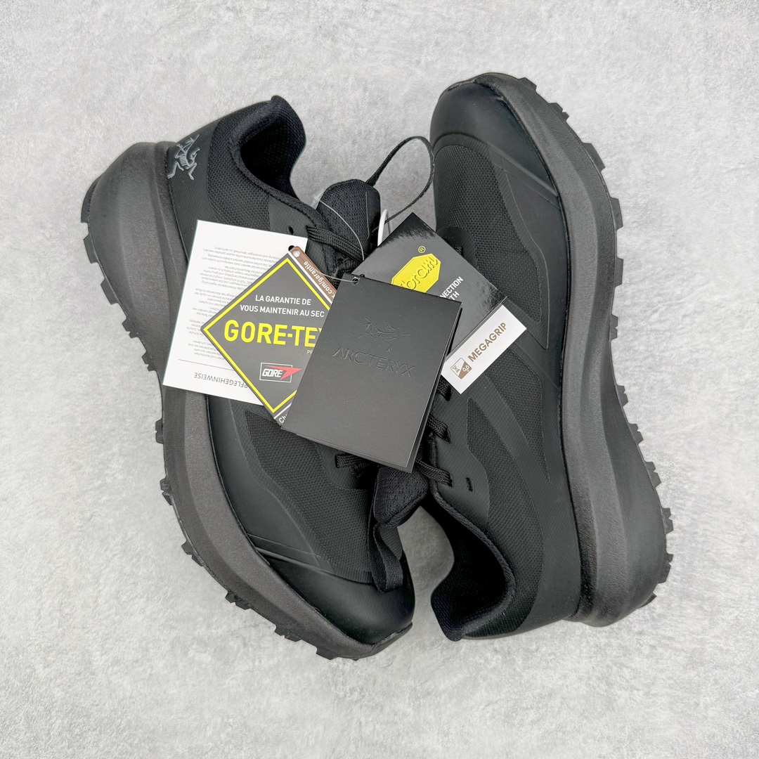 图片[3]-＃SG 加拿大品牌 始祖鸟·Arc\’teryx Norvan LD 3 GTX Trail 北温哥华三代系列长距离越野徒步户外运动跑鞋 尺码：36/45 升级原楦原纸版开发版型 采用同源一致一体成型热熔鞋面材质(带防泼水功能!!) 搭载85%压缩EVA缓震中底技术 独立开模vibram黄金耐磨锯齿外底❗️ 越野徒步+日常通勤两不误！ 尺码：36-45含半码 ARC\’TERYX始祖鸟，户外运动产品的天花板品牌，2017年发布第一款越野跑鞋NORVAN VT，始祖鸟的越野跑鞋分为三个系列，分别是：VT（Vertical Terrain垂直地形）、LD（Long Distance长距离）、SL（Super Light超轻），发展到今日已经更新到了第三代产品，而NORVAN的命名源于北温哥华（North Vancouver）代表高性能越野跑系统。在2018年我测评了始祖鸟第一代长距离越野跑鞋NORVAN LD，而这次测评的，正是该系列的第三代产品NORVAN LD 3，它与初代相比可以说是脱胎换骨的改变。在整体外观方面，NORVAN LD 3保持了ARC\’TERYX始祖鸟一贯的设计风格，配色一如既往的“素”，使用纯色营造出高级感。鞋面采用单层网孔Cordura®鞋面，与初代的紧密编织鞋面相比透气性能更好，鞋面热压了TPU薄膜支撑鞋面，得益于靠近中底整圈的热压TPU，使NORVAN LD 3的涉水深度更深。NORVAN LD 3帮面一体成型，只在跟杯正中进行缝合，跟杯有硬质港宝，能有效支撑和锁定足跟，足跟外侧印刷了ARC\’TERYX始祖鸟LOGO。鞋头多层防踢设计保护脚趾，避免脚趾踢到尖利的岩石导致受伤。-选品中心