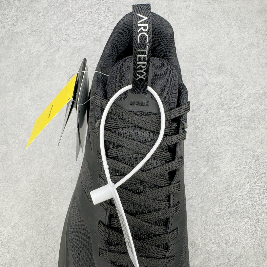 图片[5]-＃SG 加拿大品牌 始祖鸟·Arc\’teryx Norvan LD 3 GTX Trail 北温哥华三代系列长距离越野徒步户外运动跑鞋 尺码：36/45 升级原楦原纸版开发版型 采用同源一致一体成型热熔鞋面材质(带防泼水功能!!) 搭载85%压缩EVA缓震中底技术 独立开模vibram黄金耐磨锯齿外底❗️ 越野徒步+日常通勤两不误！ 尺码：36-45含半码 ARC\’TERYX始祖鸟，户外运动产品的天花板品牌，2017年发布第一款越野跑鞋NORVAN VT，始祖鸟的越野跑鞋分为三个系列，分别是：VT（Vertical Terrain垂直地形）、LD（Long Distance长距离）、SL（Super Light超轻），发展到今日已经更新到了第三代产品，而NORVAN的命名源于北温哥华（North Vancouver）代表高性能越野跑系统。在2018年我测评了始祖鸟第一代长距离越野跑鞋NORVAN LD，而这次测评的，正是该系列的第三代产品NORVAN LD 3，它与初代相比可以说是脱胎换骨的改变。在整体外观方面，NORVAN LD 3保持了ARC\’TERYX始祖鸟一贯的设计风格，配色一如既往的“素”，使用纯色营造出高级感。鞋面采用单层网孔Cordura®鞋面，与初代的紧密编织鞋面相比透气性能更好，鞋面热压了TPU薄膜支撑鞋面，得益于靠近中底整圈的热压TPU，使NORVAN LD 3的涉水深度更深。NORVAN LD 3帮面一体成型，只在跟杯正中进行缝合，跟杯有硬质港宝，能有效支撑和锁定足跟，足跟外侧印刷了ARC\’TERYX始祖鸟LOGO。鞋头多层防踢设计保护脚趾，避免脚趾踢到尖利的岩石导致受伤。-选品中心