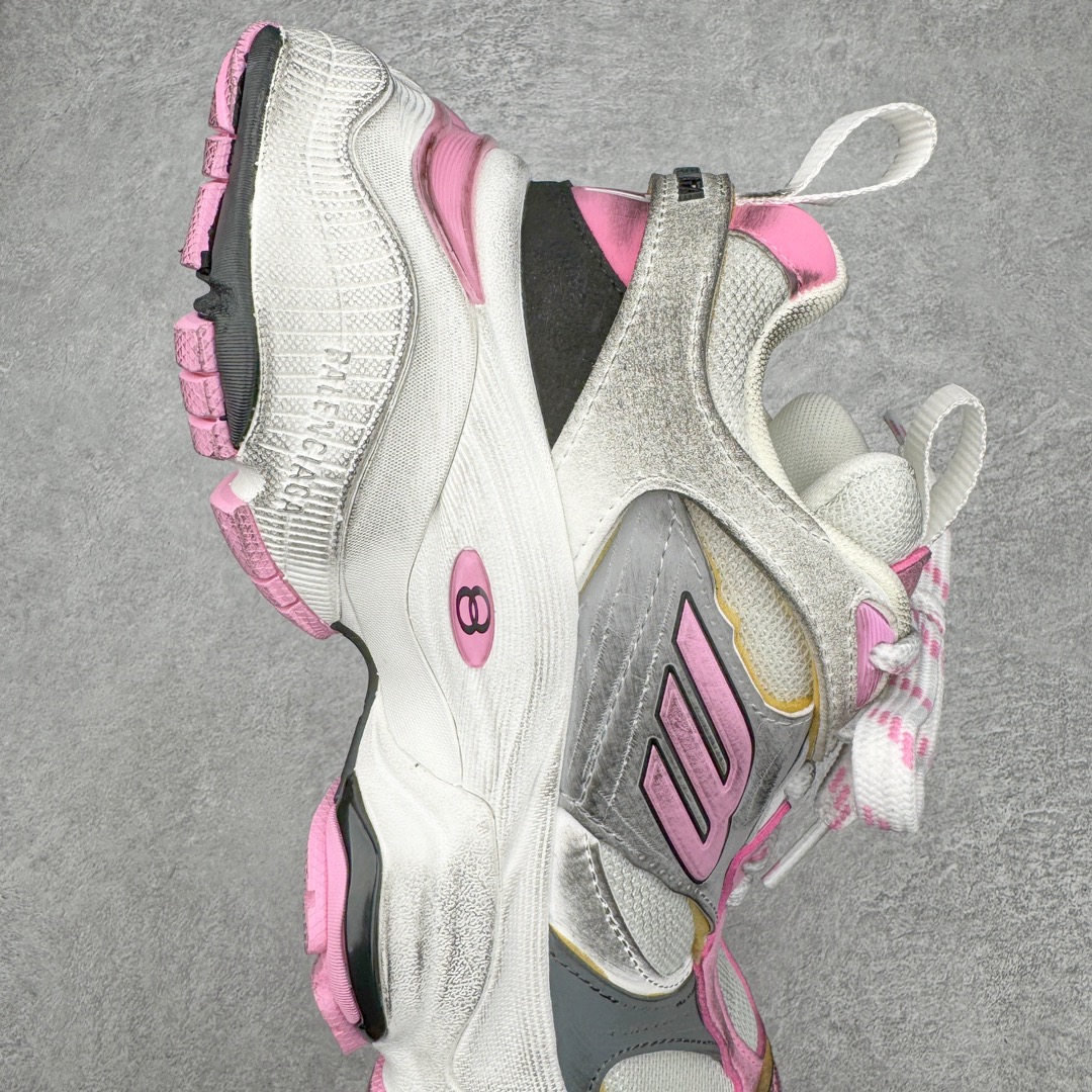 图片[6]-＃XA Balenciaga CARGO Sneaker 巴黎世家十一代圆头系带舒适百搭低帮生活休闲鞋老爹鞋 全套原纸板楦头开发 最原汁原味的灵魂版型 全鞋荧光划线卡点 胶水把控整洁度追求极致完美 每一双都是工艺品 多重QC质检 超越公司货的品控标准 实实在在的免检产品 原盒原配 正确字体电绣 粗细、位置、大小正确 侧边TPU 透气孔匹配意产原版 正确分离大底 TPU软底 原版一致大底LOGO 立体感十足 原厂皮料水洗做旧 采购原厂网纱 这款超细纤维和网布工装运动鞋 来自 Balenciaga 2024年夏季系列 其前卫的设计、夸张的体积和反光细节赋予其特别的轮廓 在 2024 夏季系列的秀场上 我们看到了睽违已久的新款运动鞋 Cargo Sneaker 看鞋名便可猜想 延续 3XL 经典设计 这似乎是一双天生为阔腿 Cargo 而生的鞋款 并且它比起 3XL 本就极度夸张的造型更加夸张 拥有更大的鞋底面积以及更为上翘的鞋头 堪称「5XL」外观设计上除了「比大更大」做旧的厚网布鞋面 还有一种经典 Track 鞋款融合 New Balance 9060 中底之即视感 标志性 Sporty B Logo 置于鞋面中间 再加上明显提高的中底厚度 你也不用害怕与3XL难以分辨 尺码：35/46-选品中心